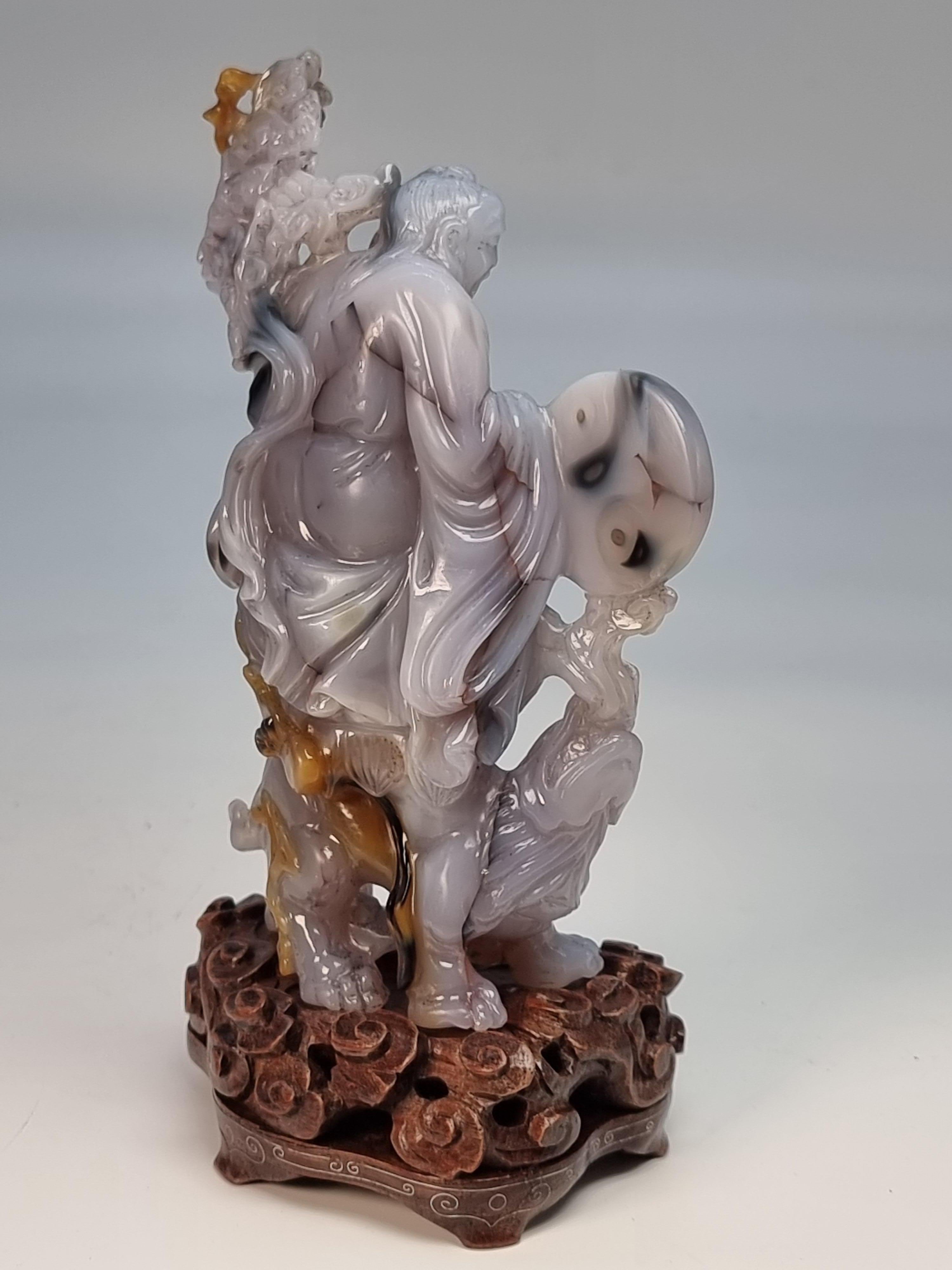 Agate Groupe de figurines chinoises en agate sculptées à la main sur un stand, vers 1930 en vente