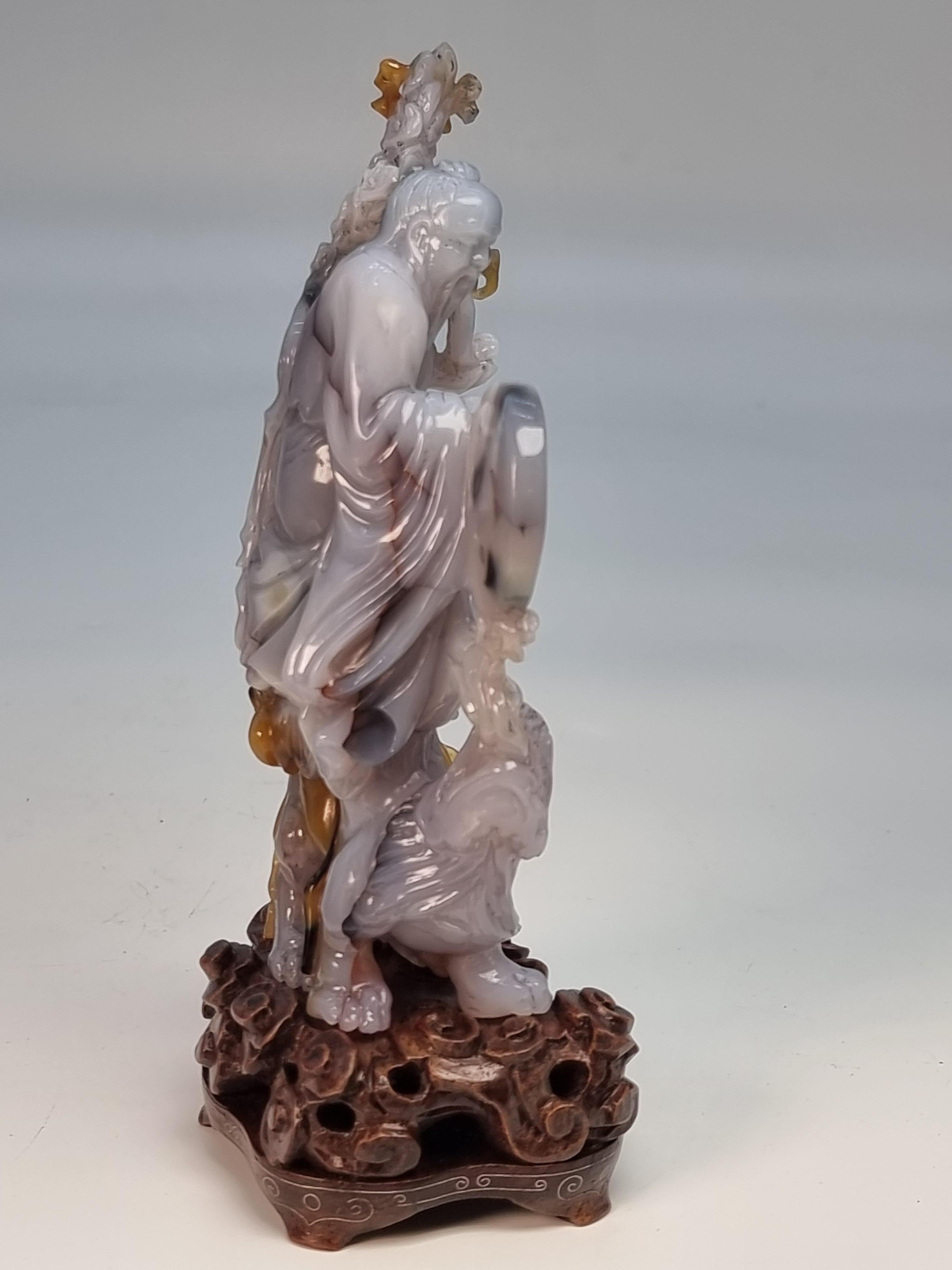 Groupe de figurines chinoises en agate sculptées à la main sur un stand, vers 1930 en vente 1