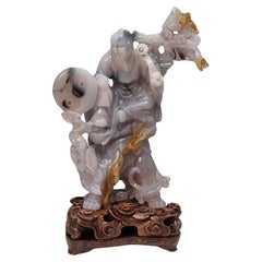 Groupe de figurines chinoises en agate sculptées à la main sur un stand, vers 1930