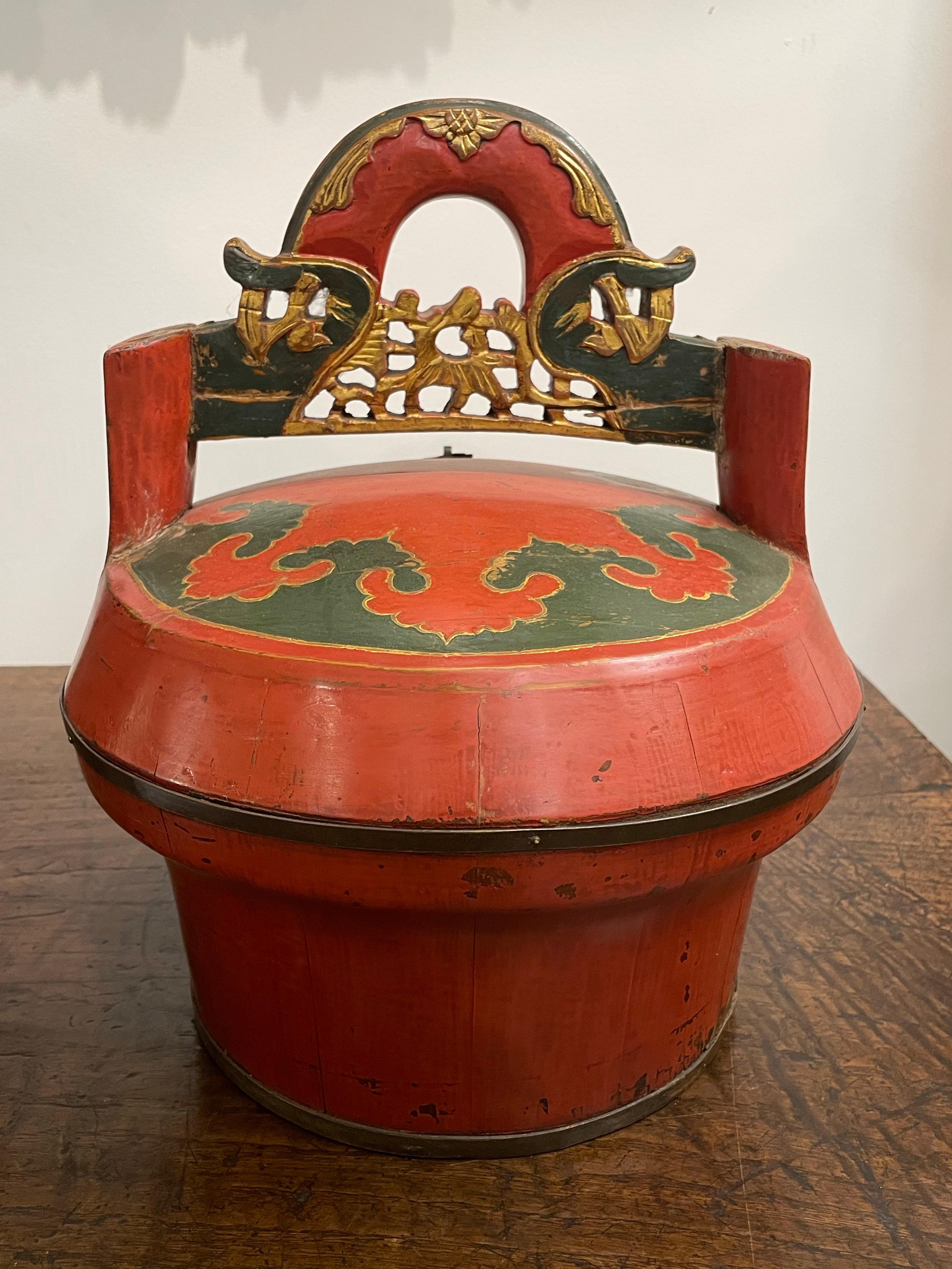 Handgeschnitzter rot lackierter chinesischer Korb mit Henkel, spätes 19. Jahrhundert

Provenienz: Private Australian Collection'S.

Abmessungen: Höhe: 31cm Breite: 27cm Tiefe: 30cm.