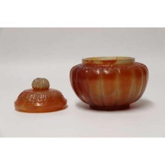 Chinesisches handgeschnitztes und geschnitztes Achatgefäß und Deckel aus massivem Achat, um 1930