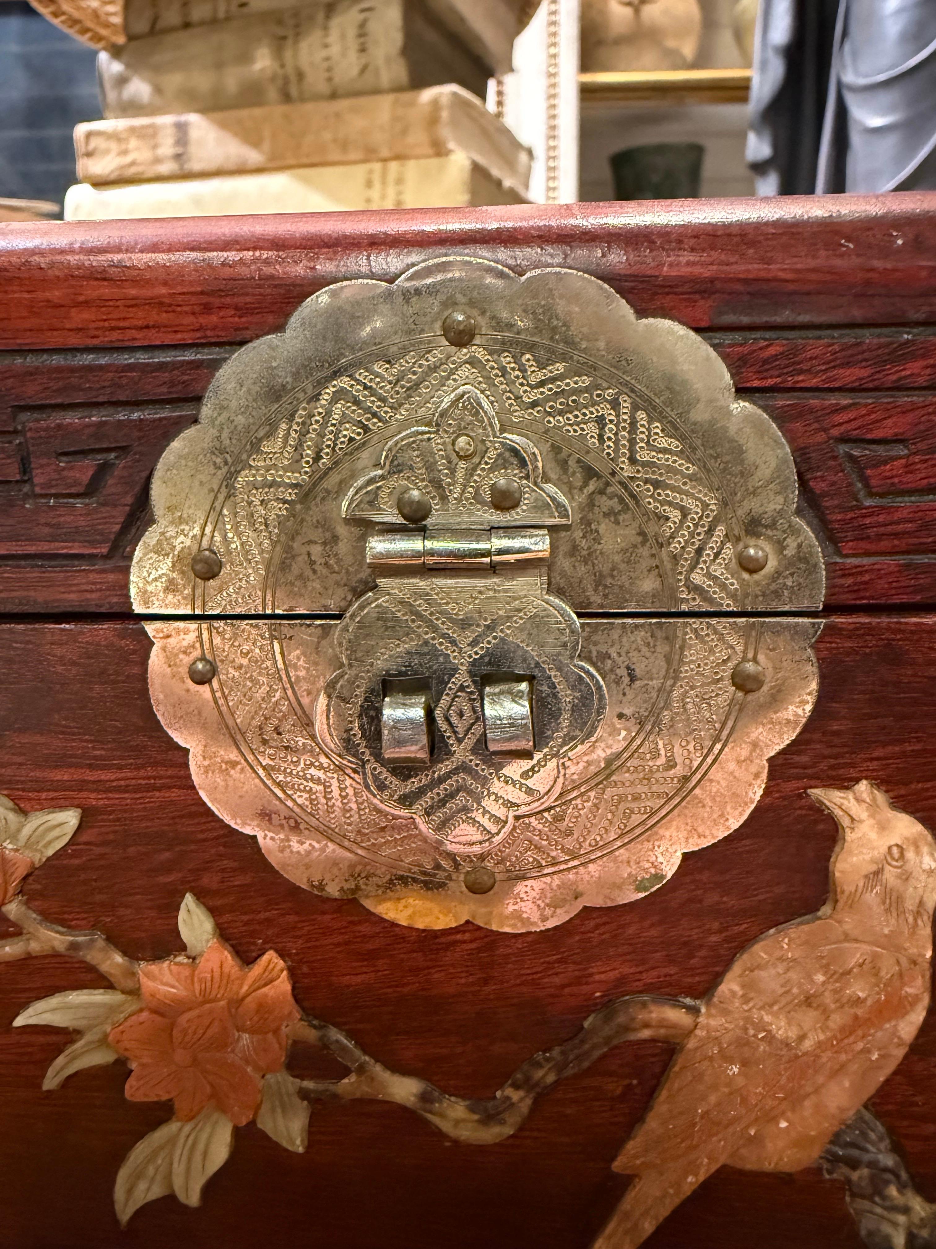 Chinesische Schmuckschatulle aus geschnitztem Hartholz mit Steinintarsien, Anfang 20. im Angebot 7