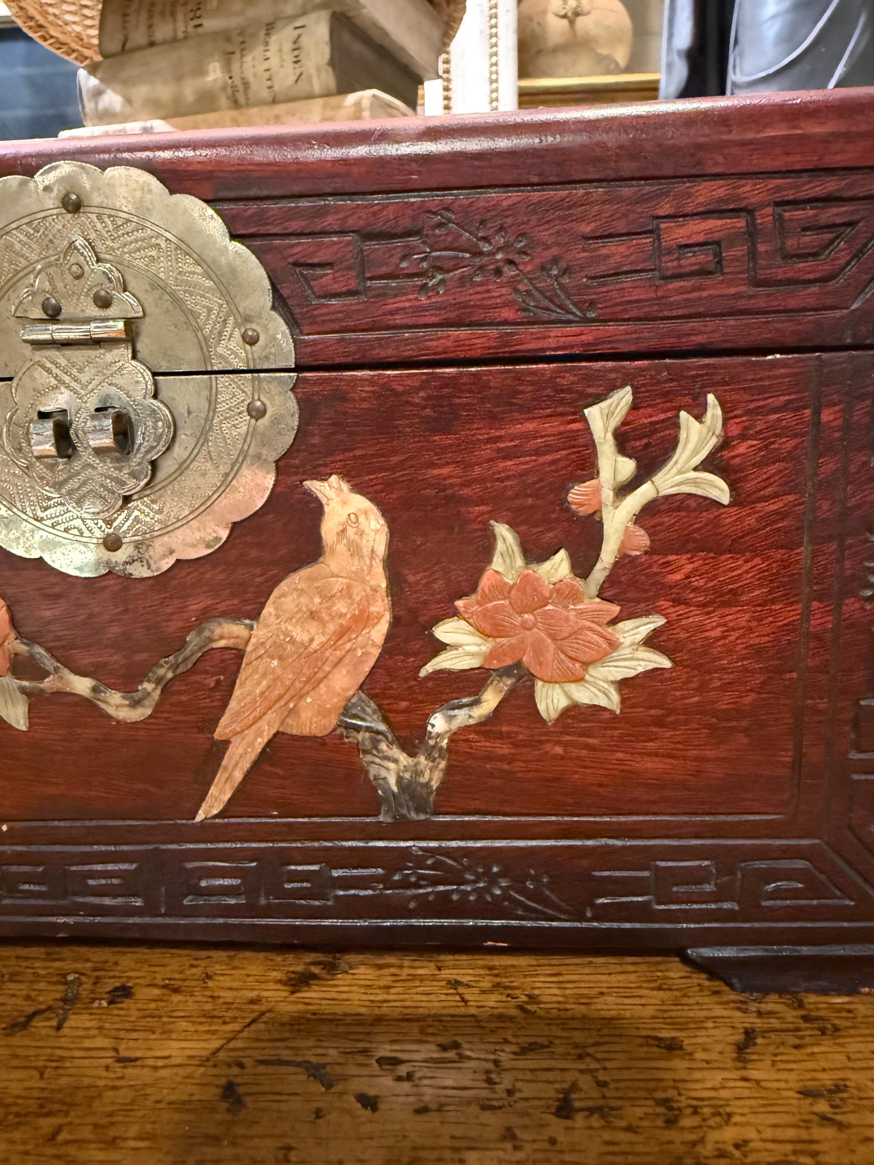 Chinesische Schmuckschatulle aus geschnitztem Hartholz mit Steinintarsien, Anfang 20. im Angebot 9