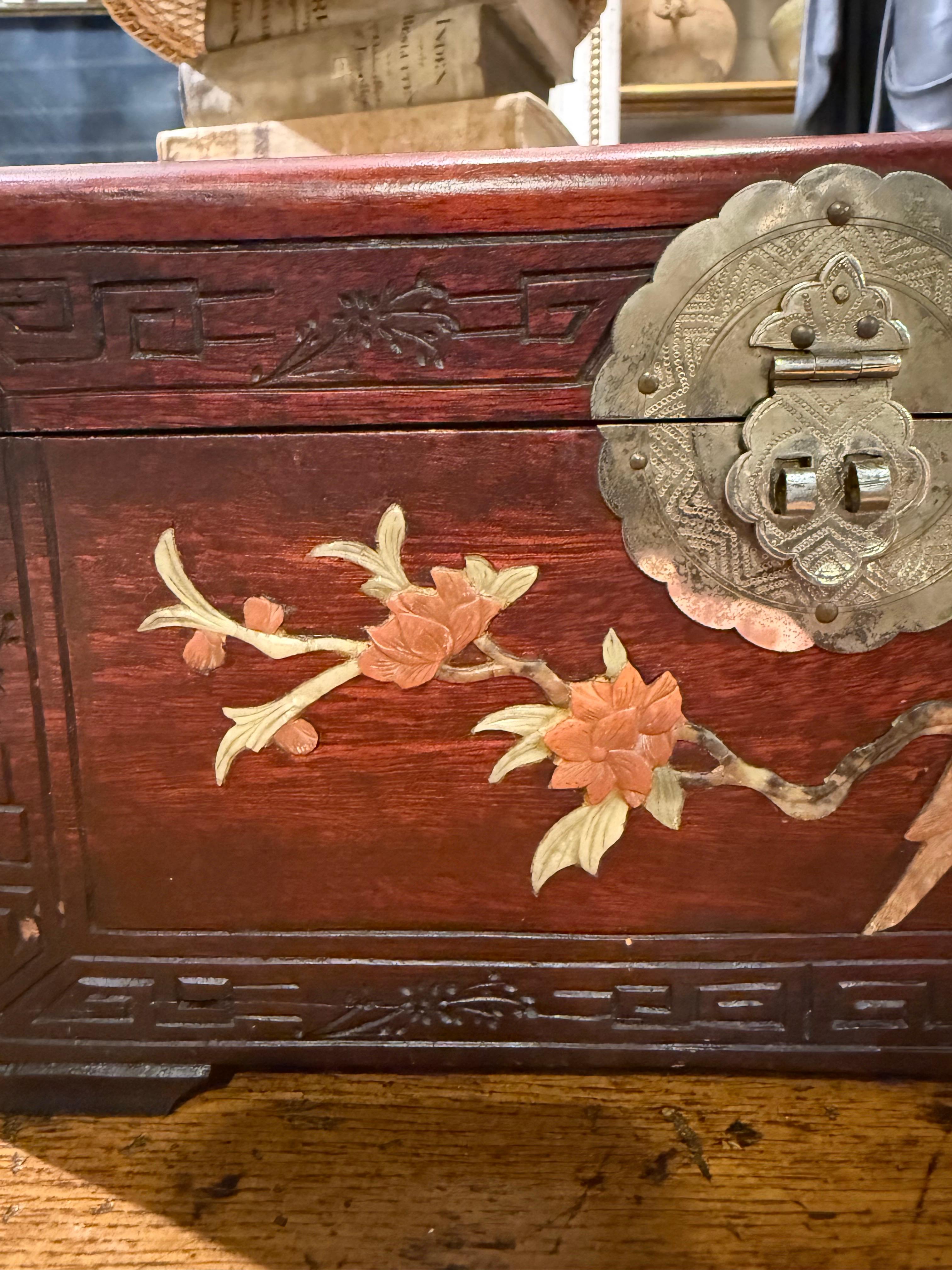 Chinesische Schmuckschatulle aus geschnitztem Hartholz mit Steinintarsien, Anfang 20. im Angebot 10