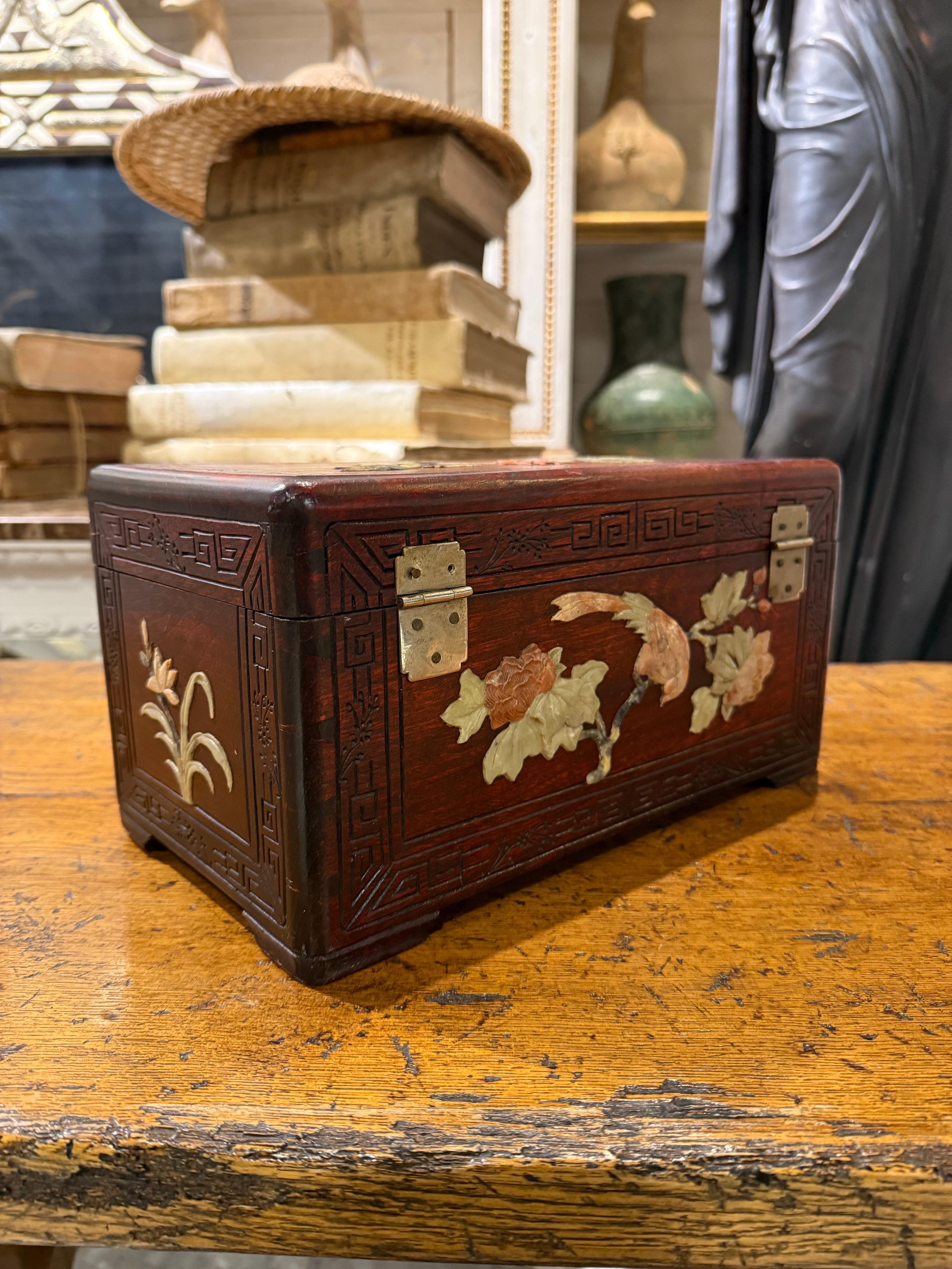 Chinesische Schmuckschatulle aus geschnitztem Hartholz mit Steinintarsien, Anfang 20. im Angebot 3