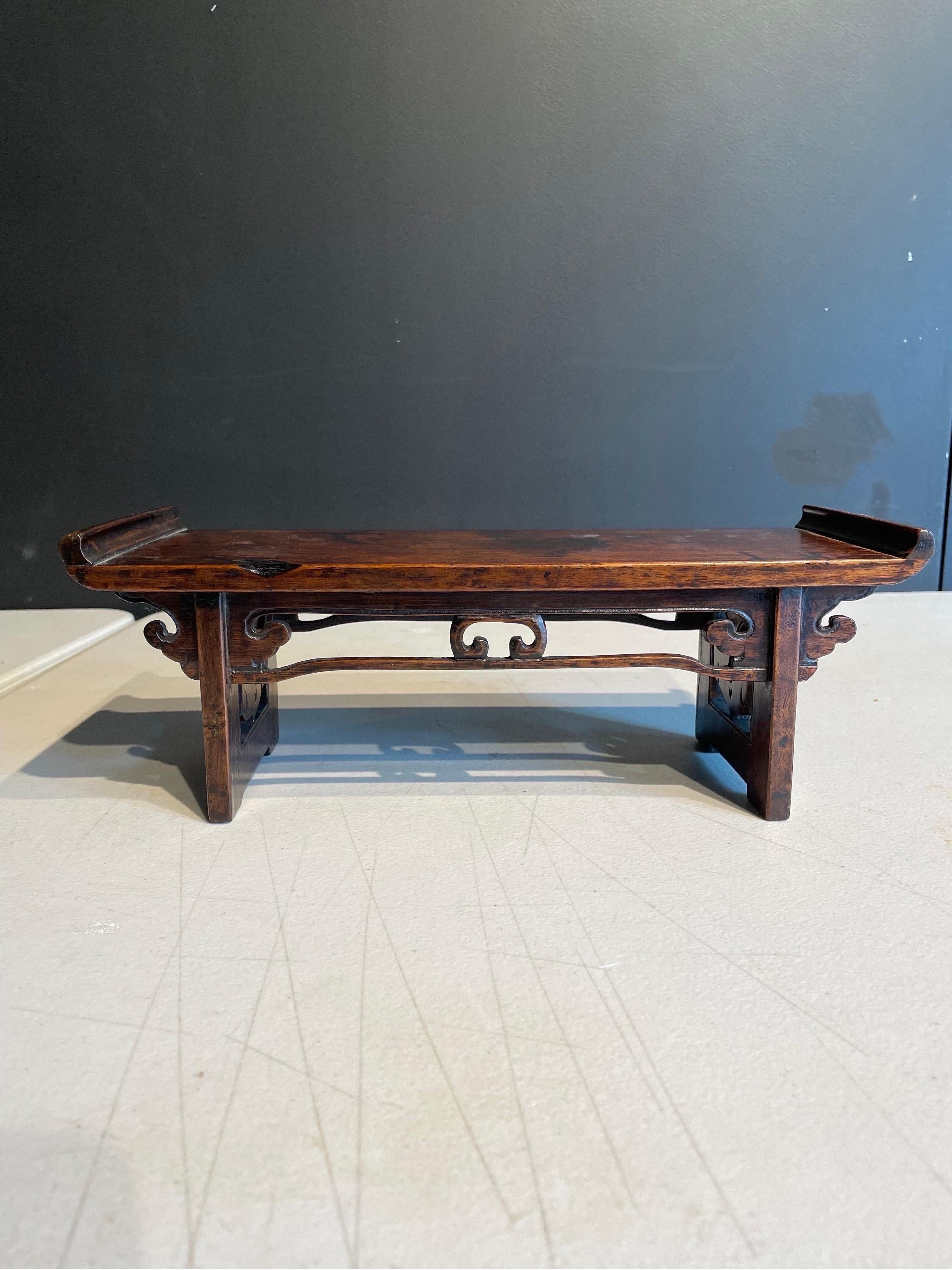 A Chinese Hardwood Miniature Table Form Stand, Late 19th century

Dimension: Height: 11.5 cm Length: 32 cm. Depth: 12 cm.

Provenance: Old Melbourne Chinese Collection.