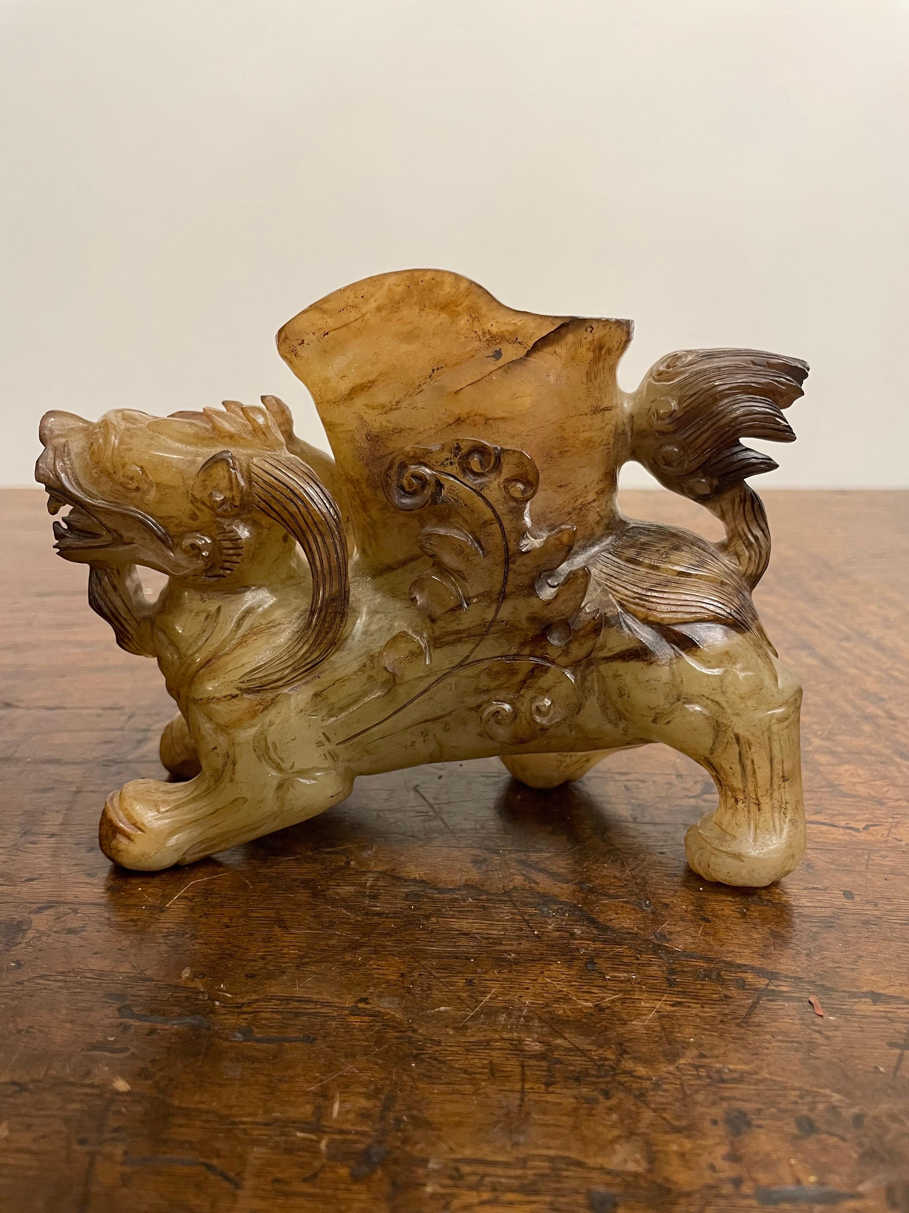 Scultura in giada cinese di Piqiu, fine del XIX secolo

Dimensioni: Altezza: 11,5 cm Larghezza: 14,5 cm Profondità: 5,5 cm

Provenienza: Antica collezione privata australiana acquisita negli anni '80. 