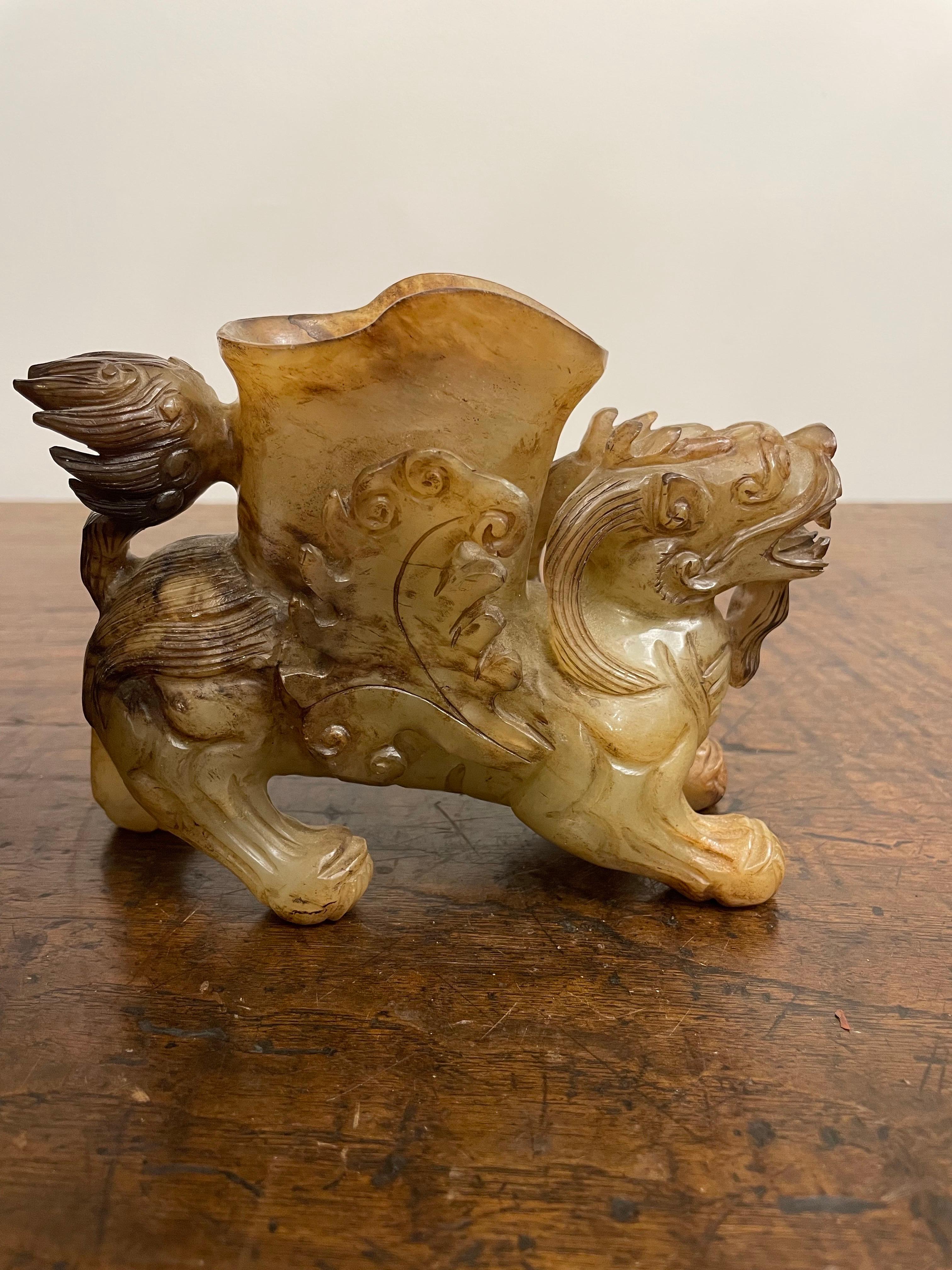 Qing Scultura in giada cinese di Piqiu, fine del XIX secolo in vendita