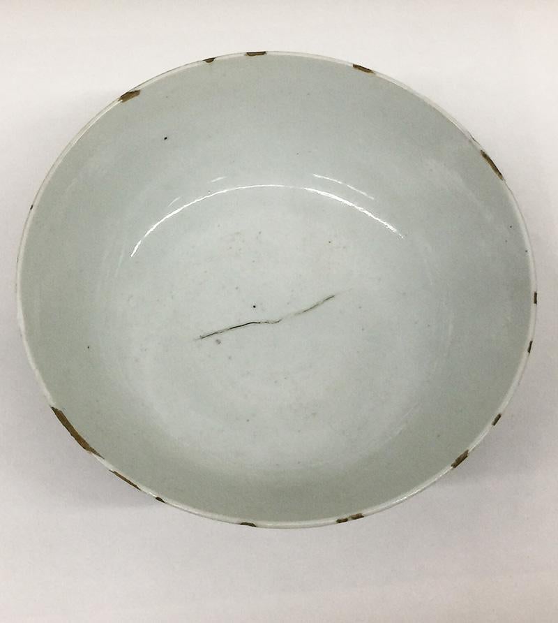 A Chinese Kangxi blue and white porcelain bowl decorated with lotus vines
Kangxi (1662-1722)

The lotus vines painted between 2 blue lines at the top and 1 blue line below
3 painted blue lines on the foot and marked on the bottom with Ruo Shen Zhen