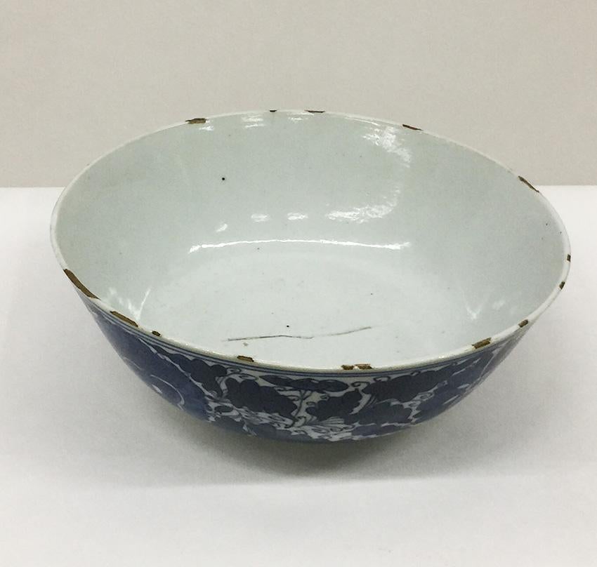 Chinese Kangxi Blue and White Porcelain Bowl Decorated with Lotus Vines For Sale 2