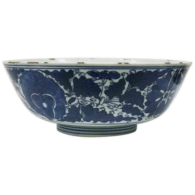 Chinesische Kangxi-Porzellanschale aus blauem und weißem Porzellan, dekoriert mit Lotusranken