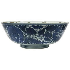 Bol en porcelaine chinoise Kangxi bleu et blanc décoré de vignes de lotus