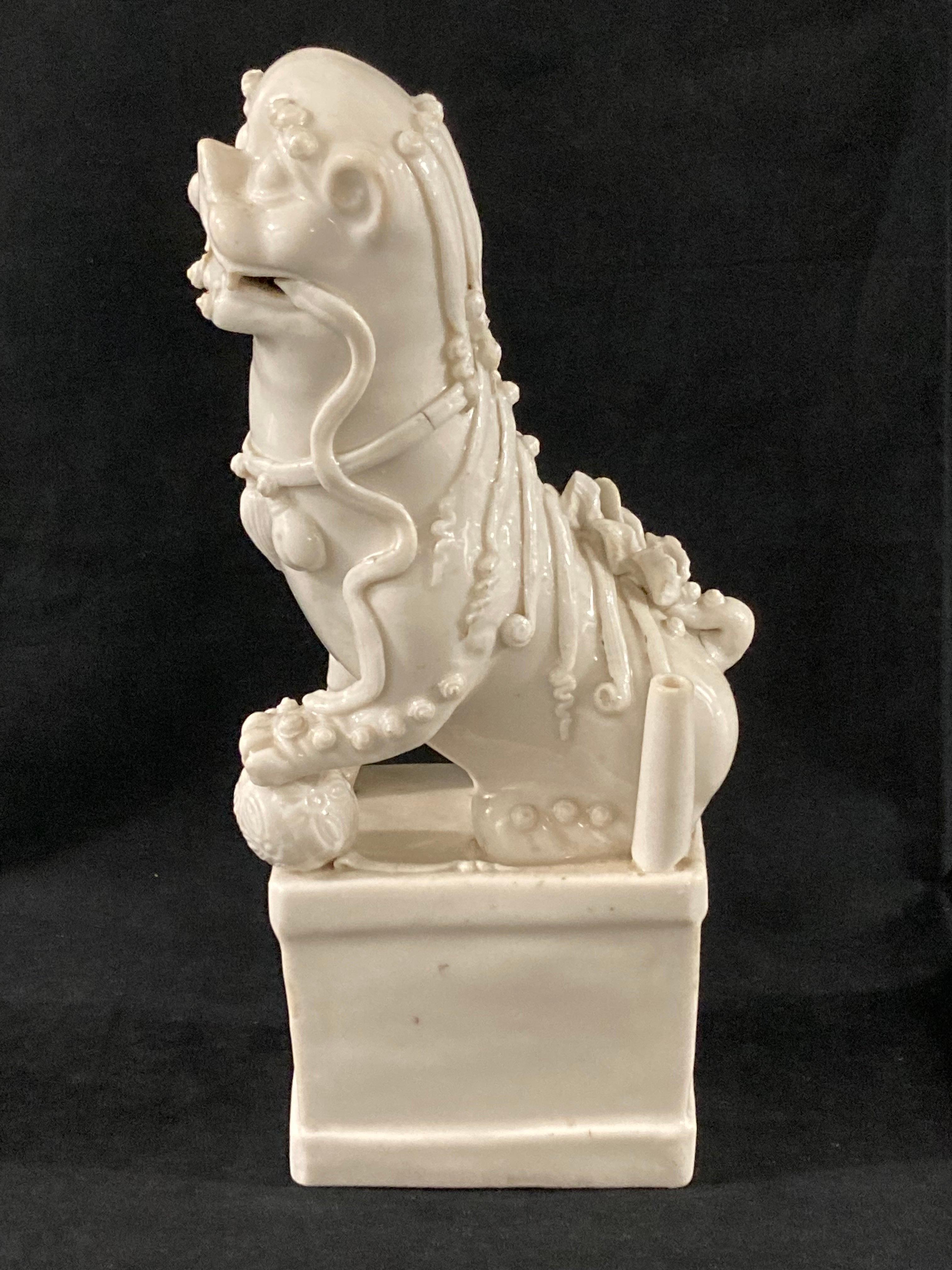 Perro Foo de porcelana china del periodo Kangxi, hacia 1680 en venta 5