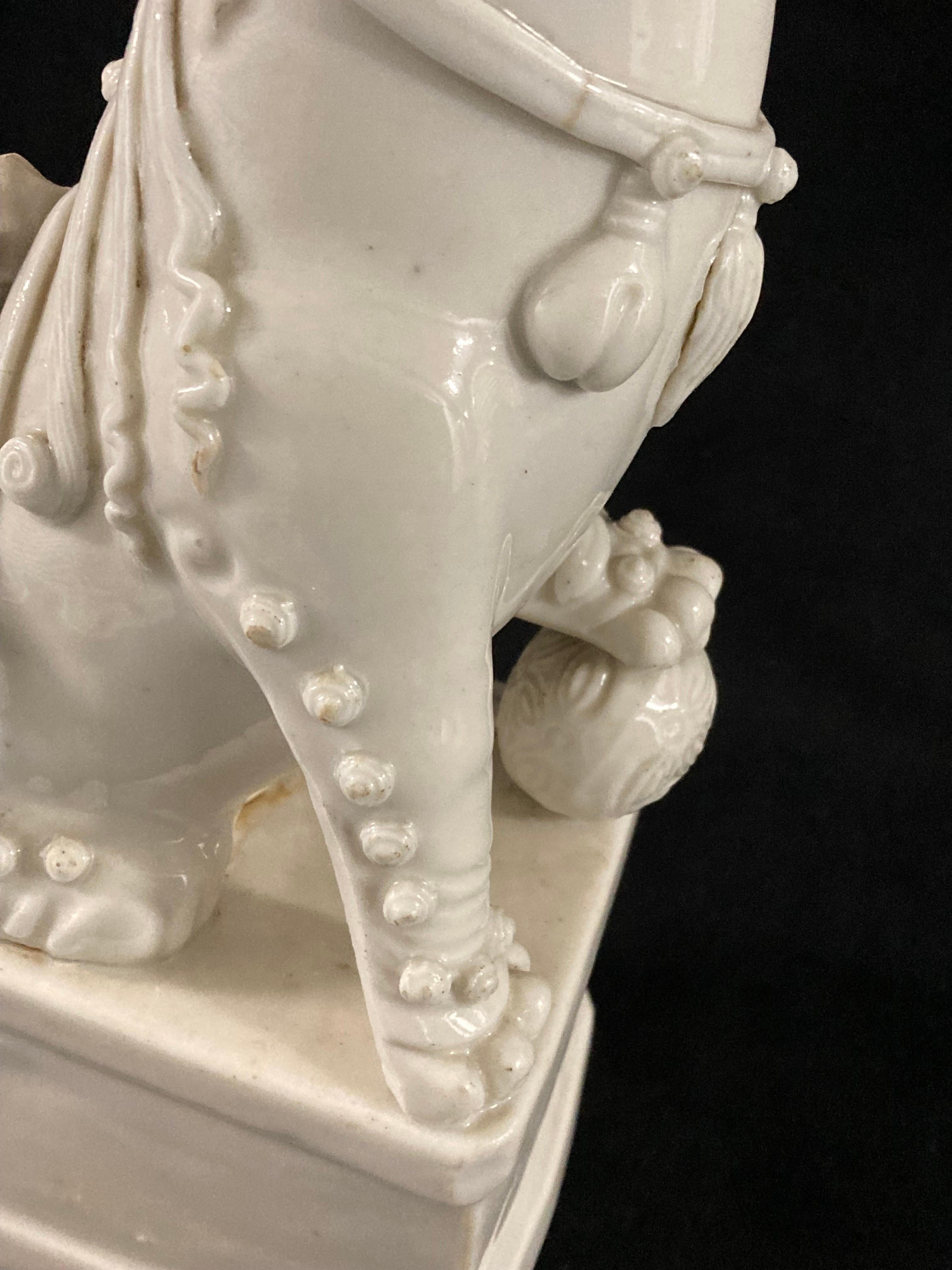Perro Foo de porcelana china del periodo Kangxi, hacia 1680 en venta 10