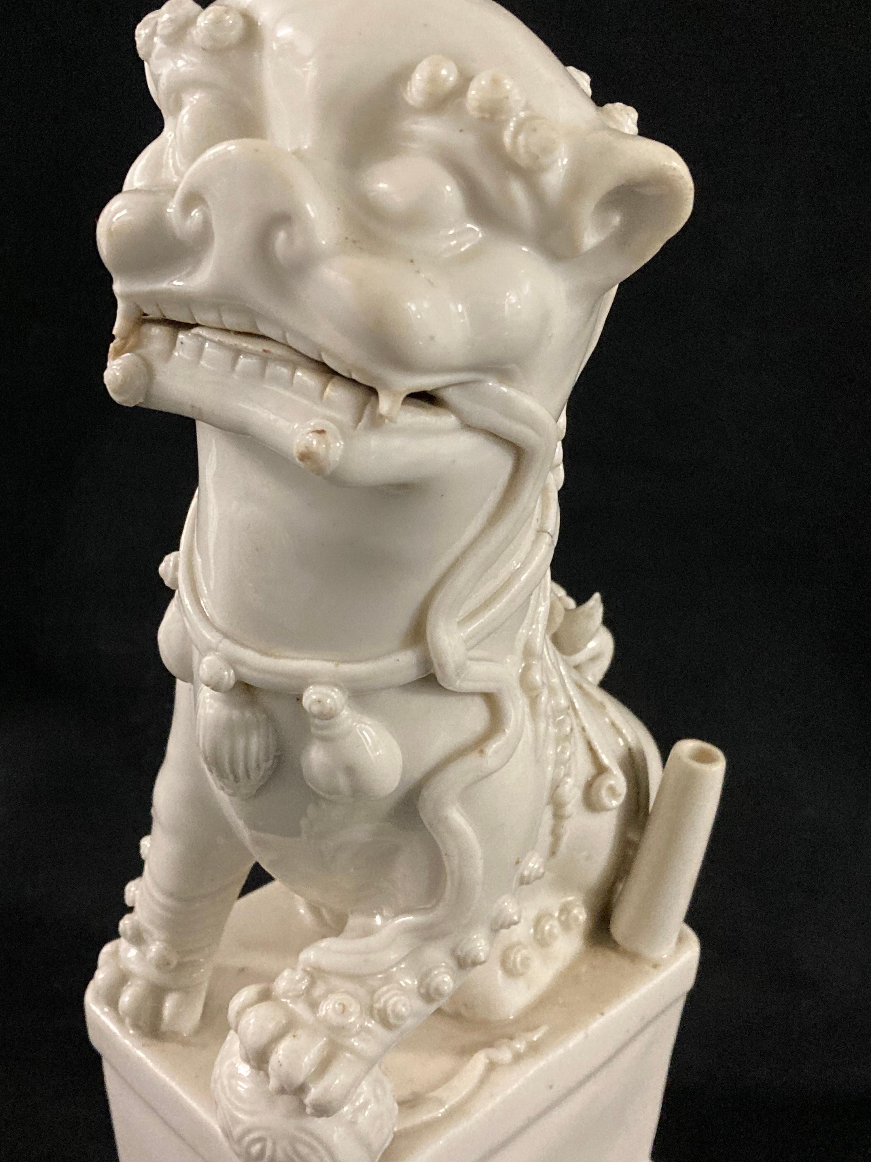 Perro Foo de porcelana china del periodo Kangxi, hacia 1680 en Bastante bueno estado para la venta en London, GB