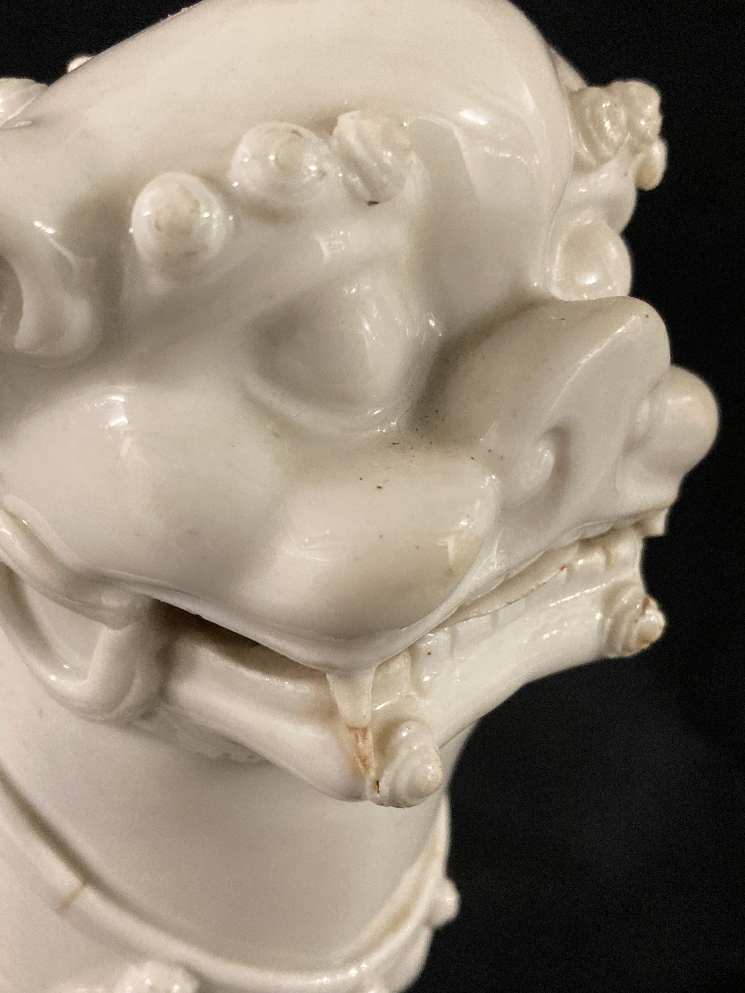 Perro Foo de porcelana china del periodo Kangxi, hacia 1680 en venta 1