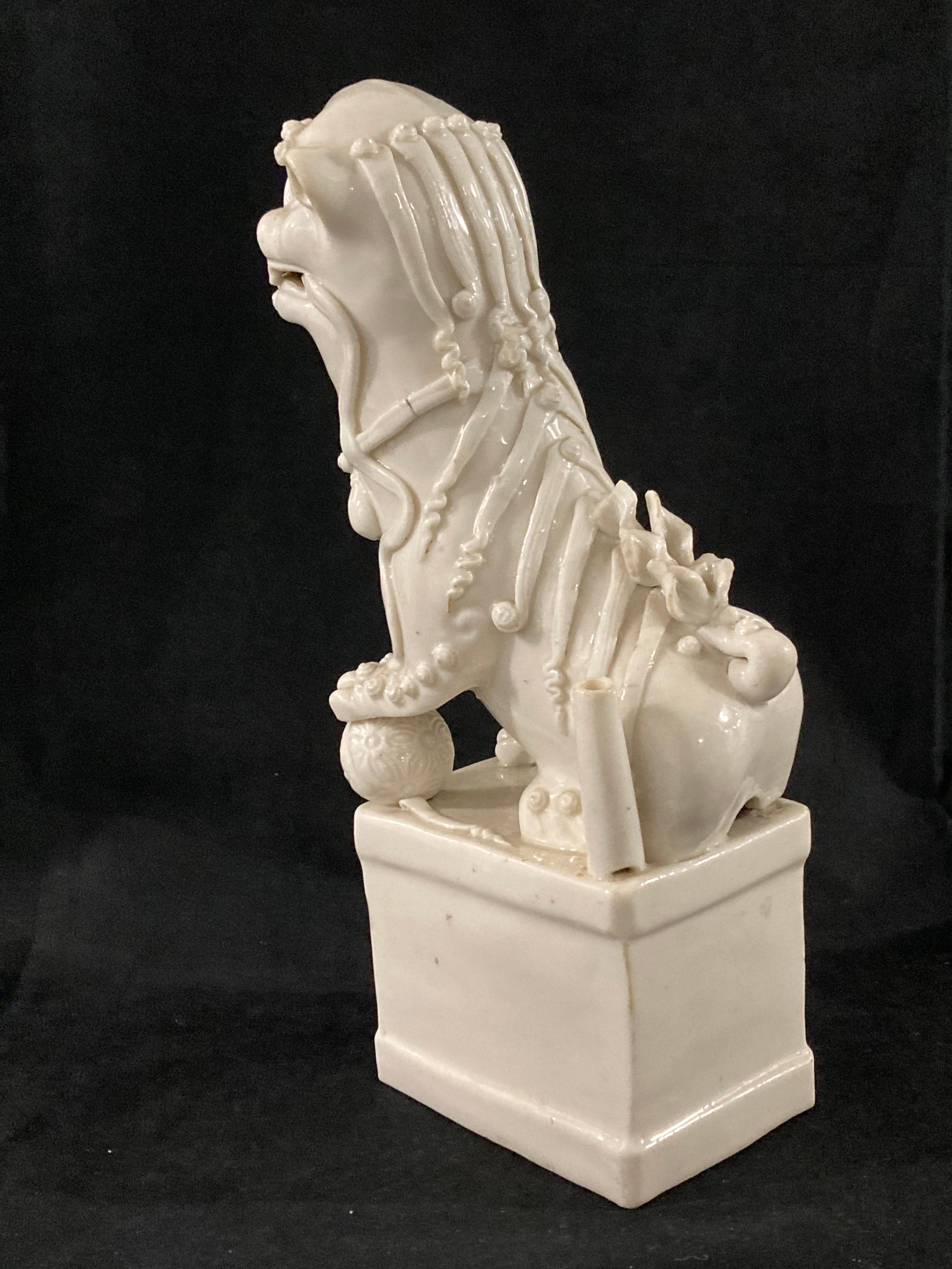 Perro Foo de porcelana china del periodo Kangxi, hacia 1680 en venta 3
