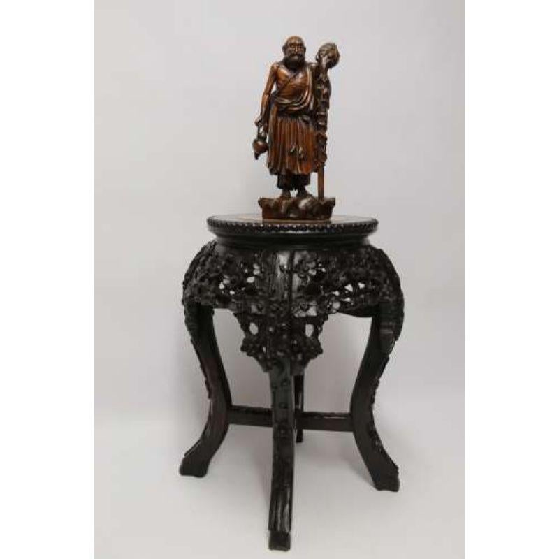 Sculpté Table ou support circulaire chinois en bois de feuillus sculpté de la fin du XIXe siècle, vers 1900 en vente