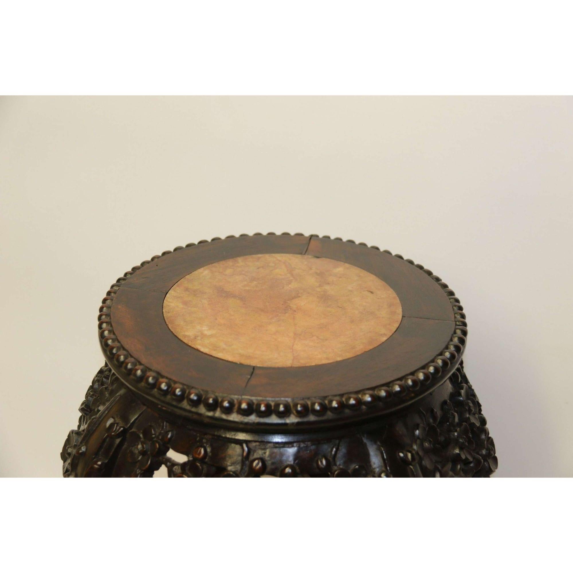 Table ou support circulaire chinois en bois de feuillus sculpté de la fin du XIXe siècle, vers 1900 Bon état - En vente à Central England, GB