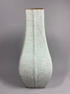 Un jarrón chino octogonal facetado de celadón craquelado y esmaltado tipo Ge