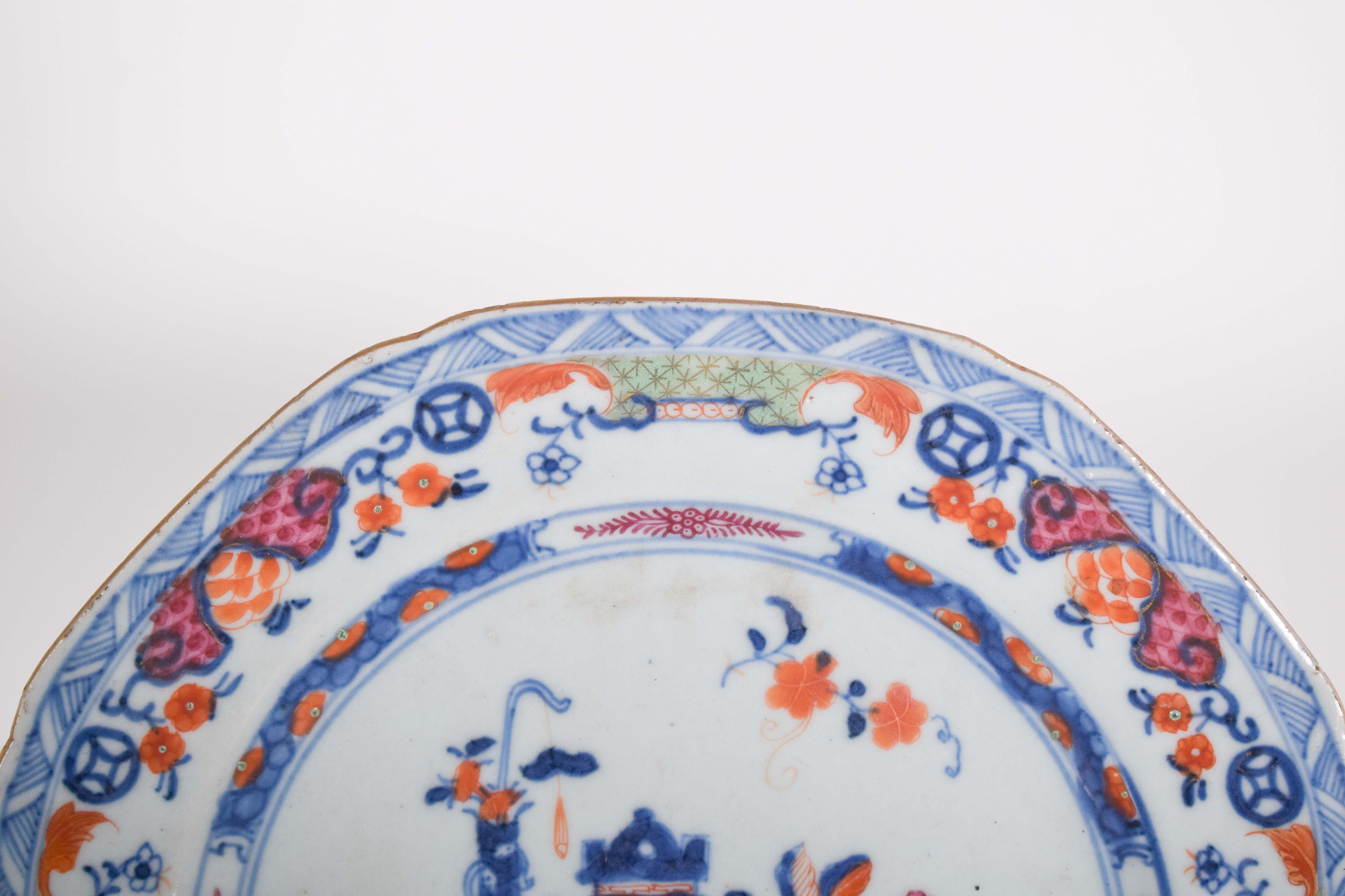 Plato octogonal de porcelana china para la exportación. Dinastía Qing, periodo Qianlong (1736-1795).
 Decoración policromada con flores y frutas. Este plato de porcelana china pertenece a la tradición de la porcelana de exportación, creada para