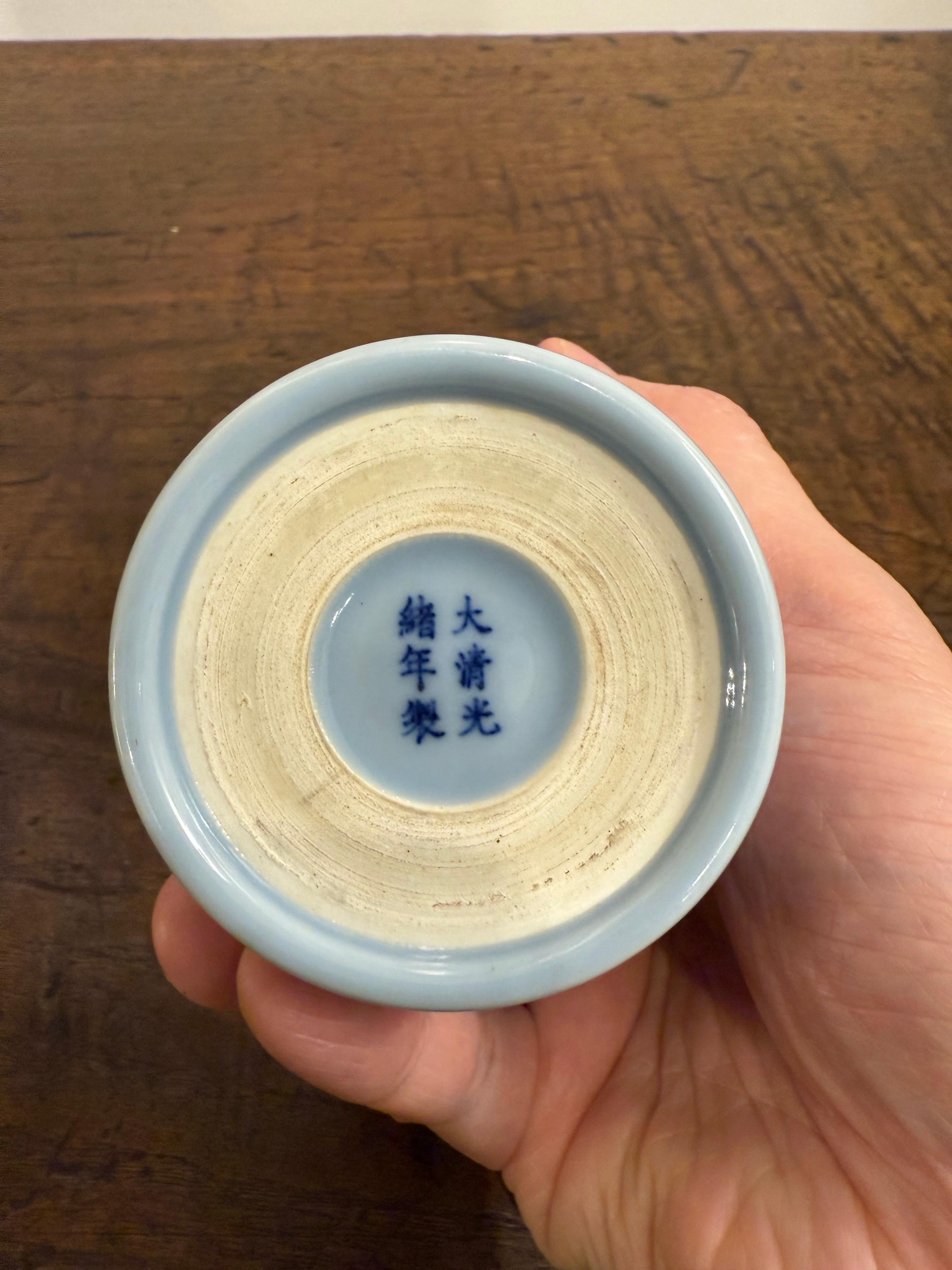 Pot à pinceaux chinois émaillé bleu pâle, marque Guangxu, 20e siècle en vente 3