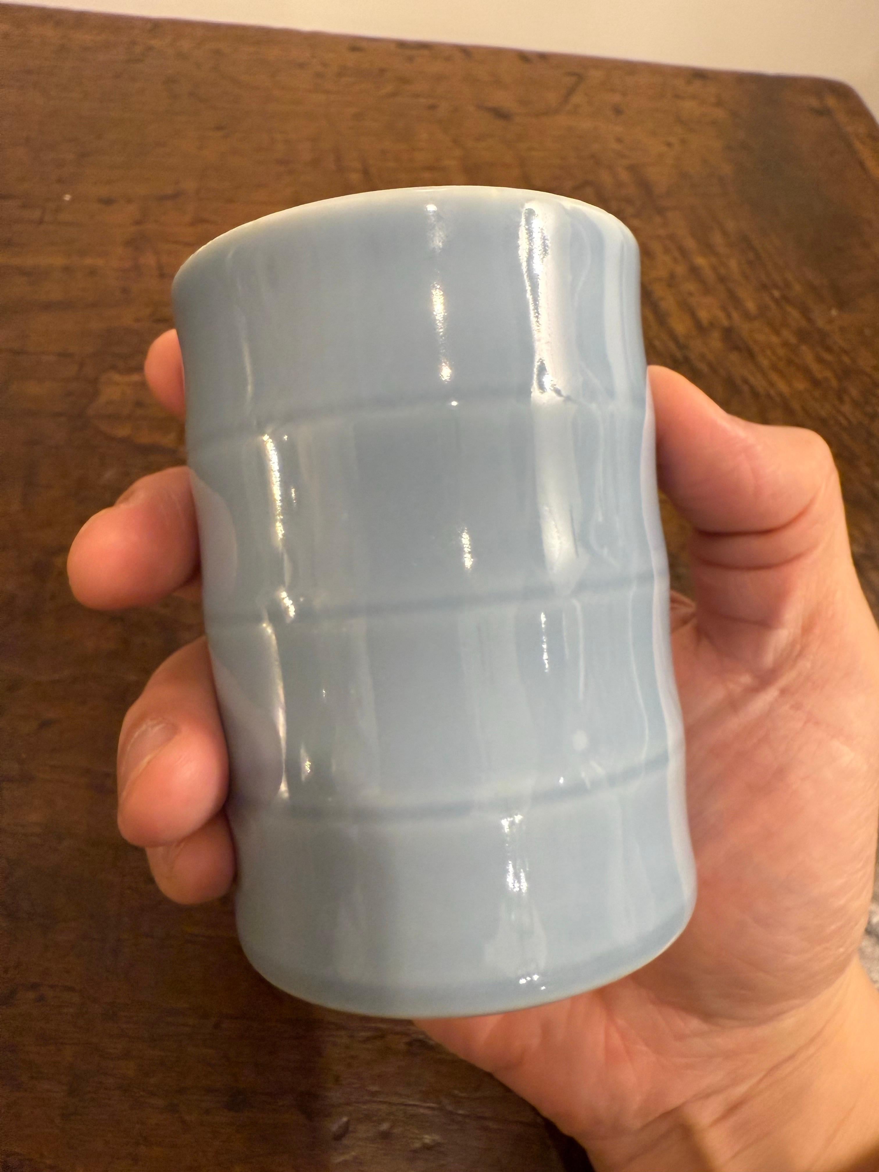 Pot à pinceaux chinois émaillé bleu pâle, marque Guangxu, 20e siècle en vente 1