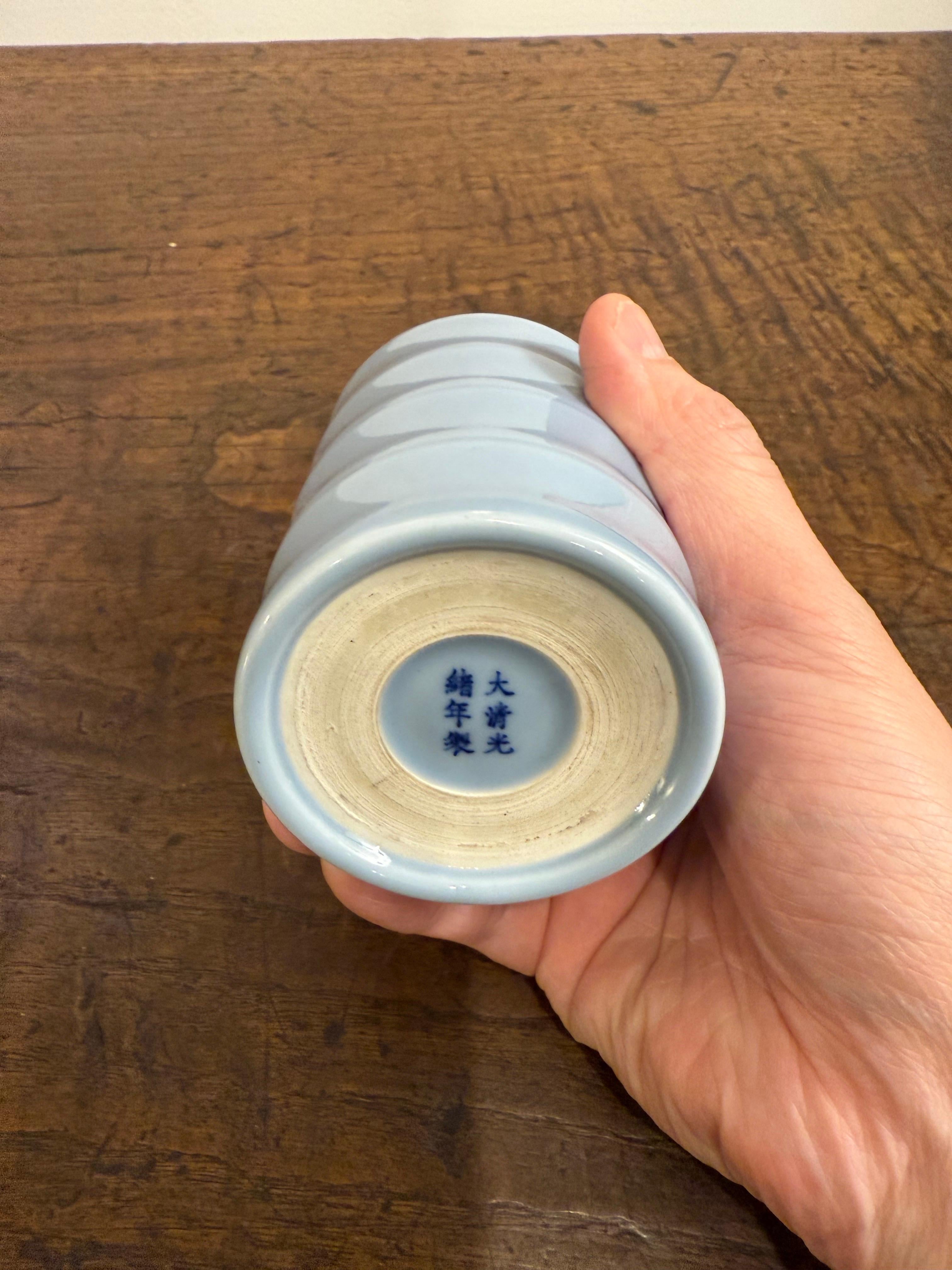 Pot à pinceaux chinois émaillé bleu pâle, marque Guangxu, 20e siècle en vente 2