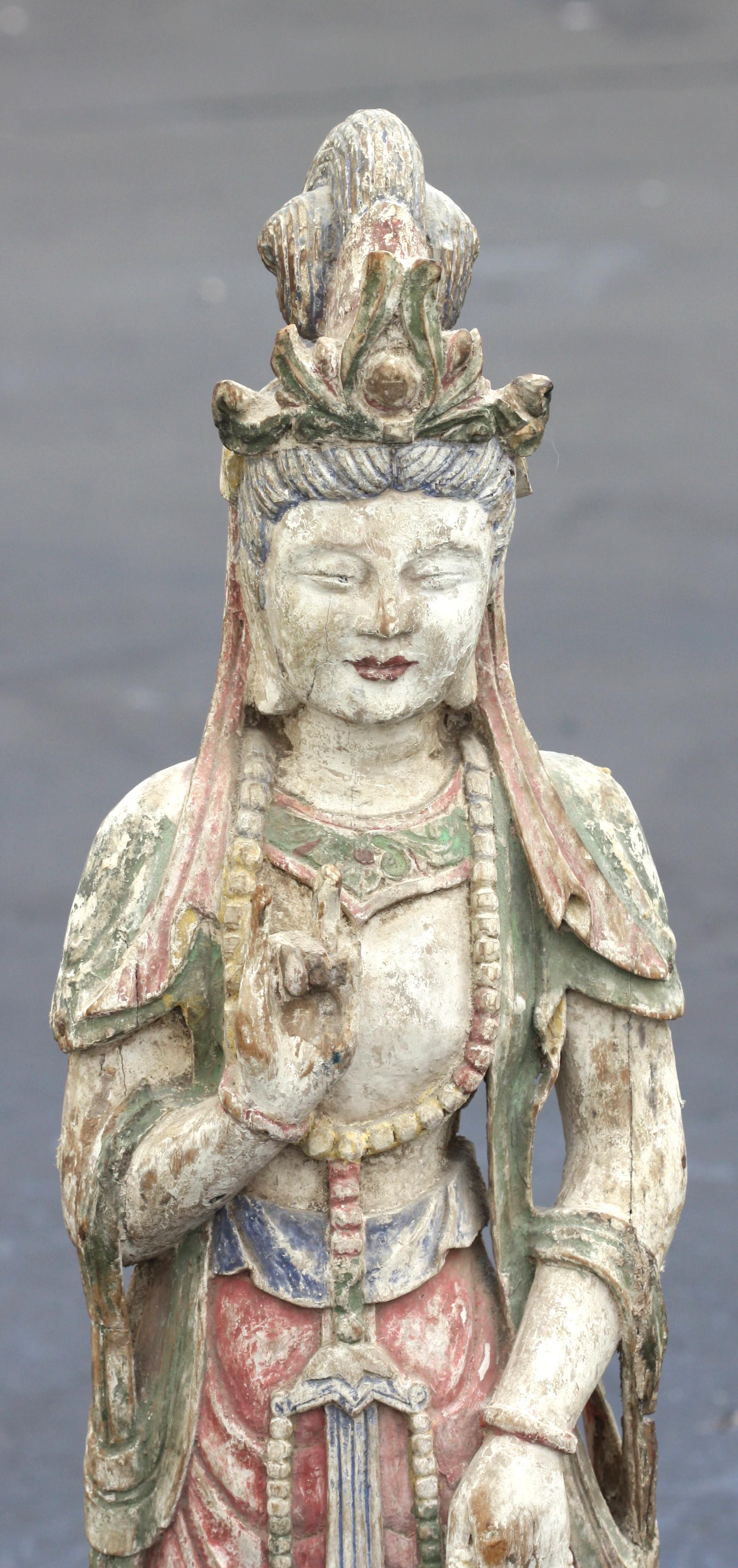Figure chinoise de Bodhisattva en bois sculpté décoré en polychrome Bon état - En vente à West Palm Beach, FL