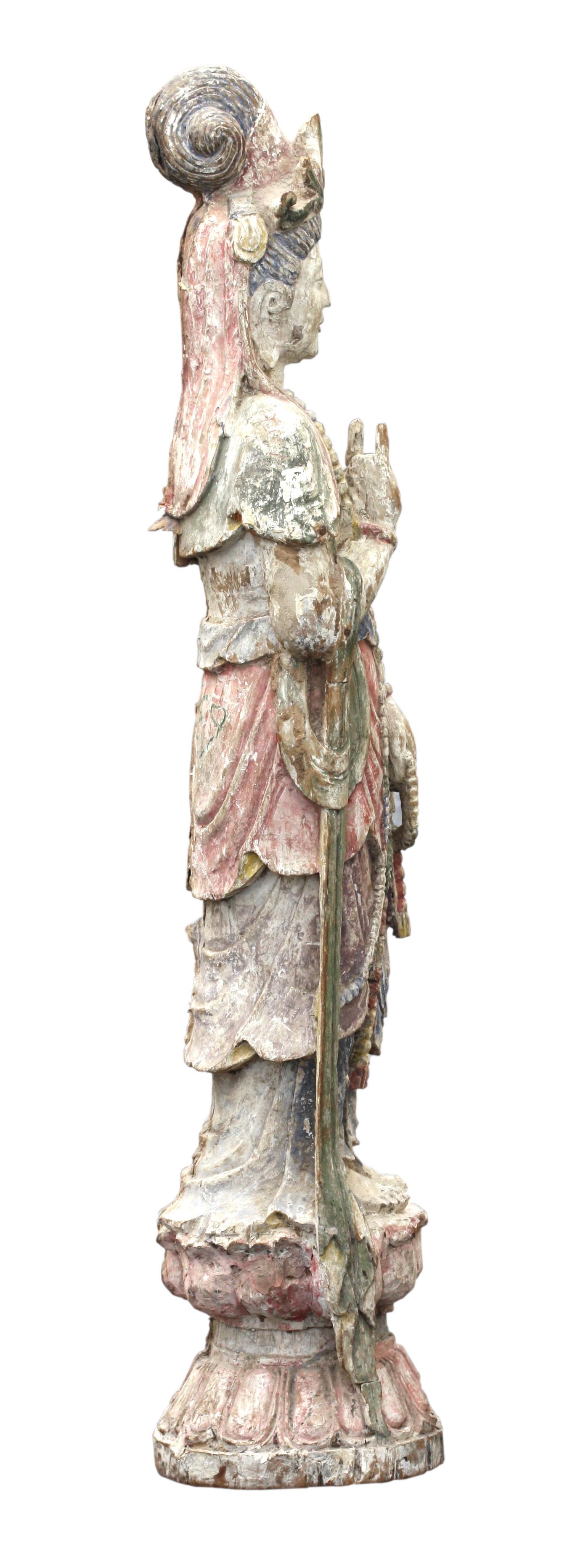 Figure chinoise de Bodhisattva en bois sculpté décoré en polychrome en vente 1