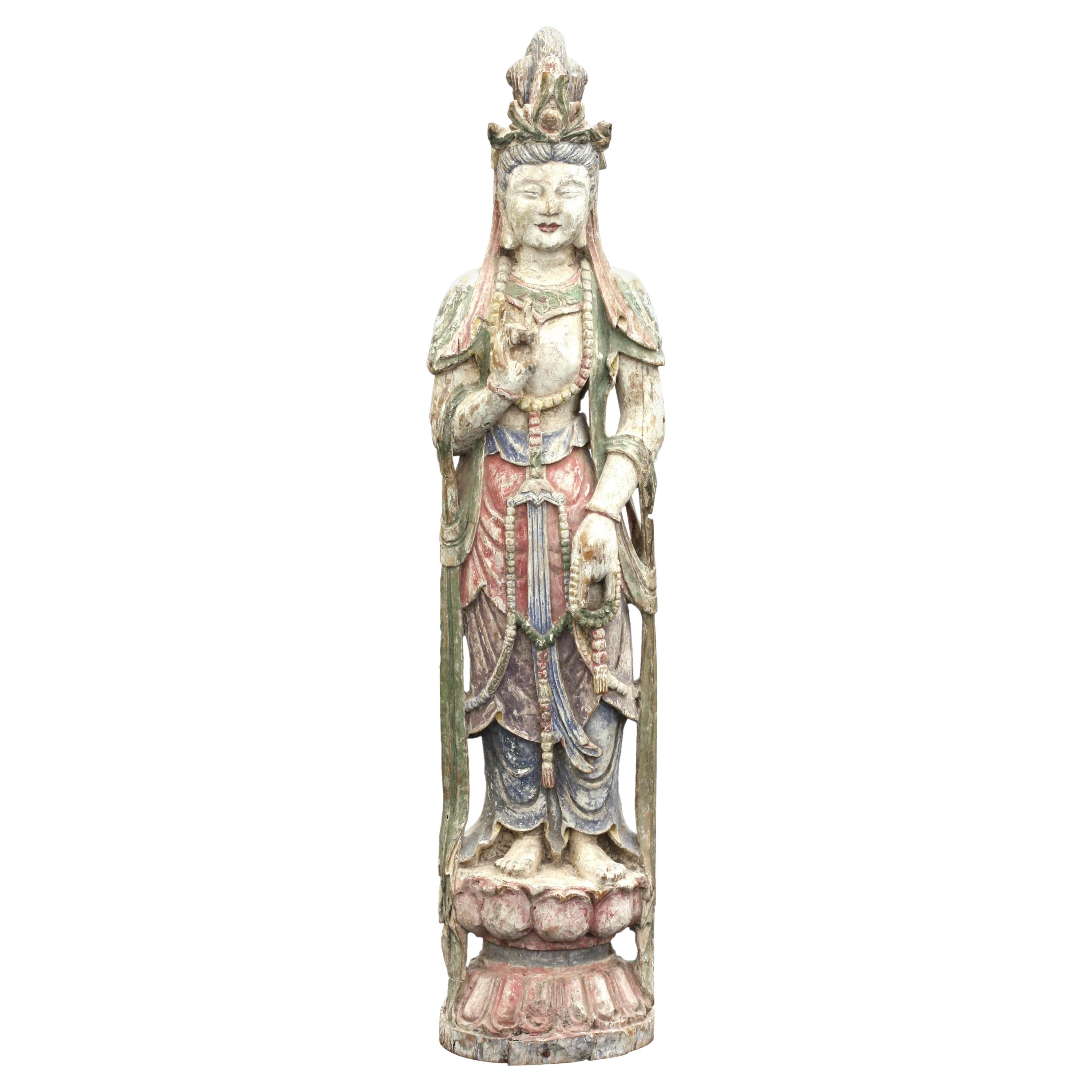 Figure chinoise de Bodhisattva en bois sculpté décoré en polychrome en vente
