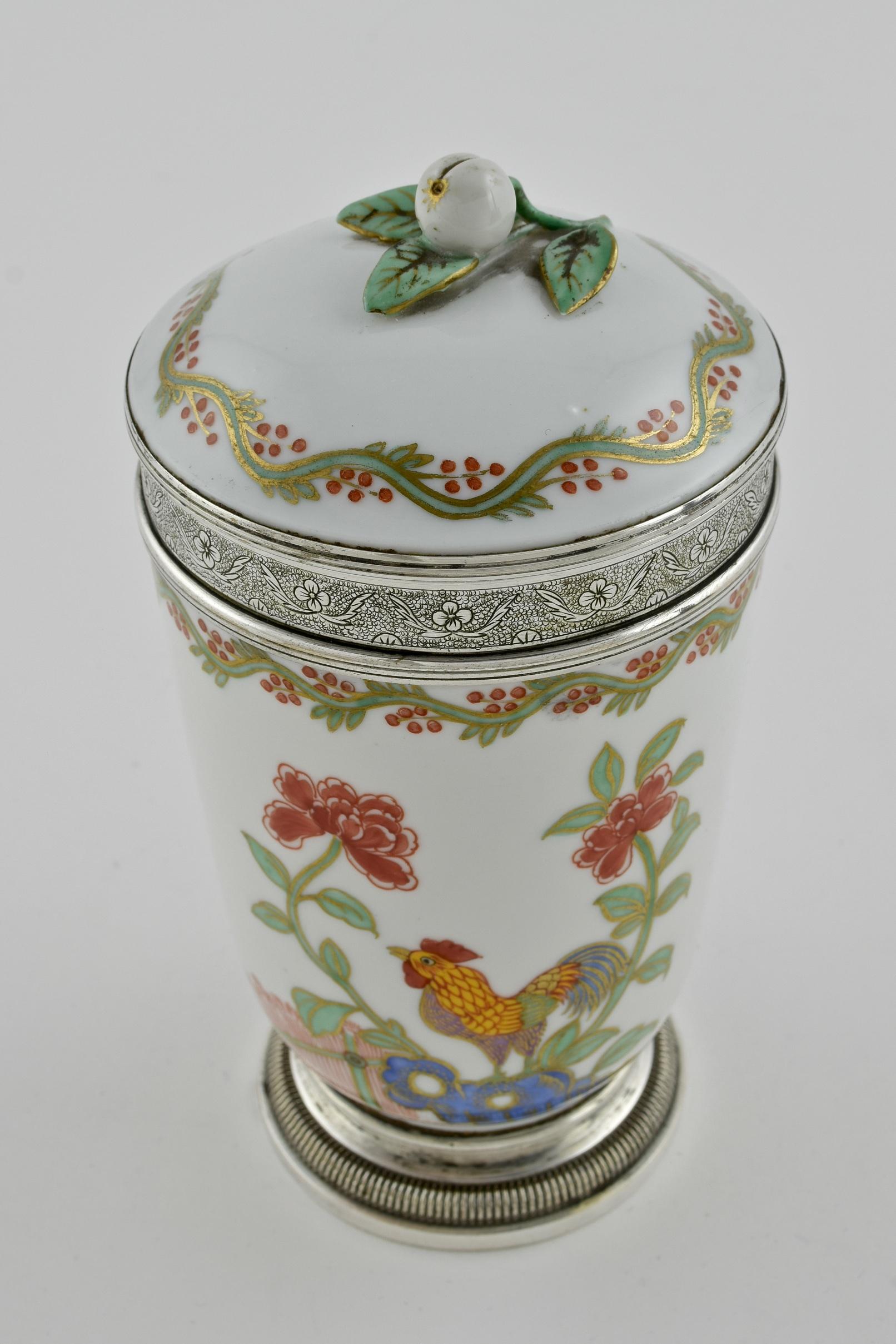A Chinese porcelain and silver mounted cup and cover  In Good Condition For Sale In London, GB
