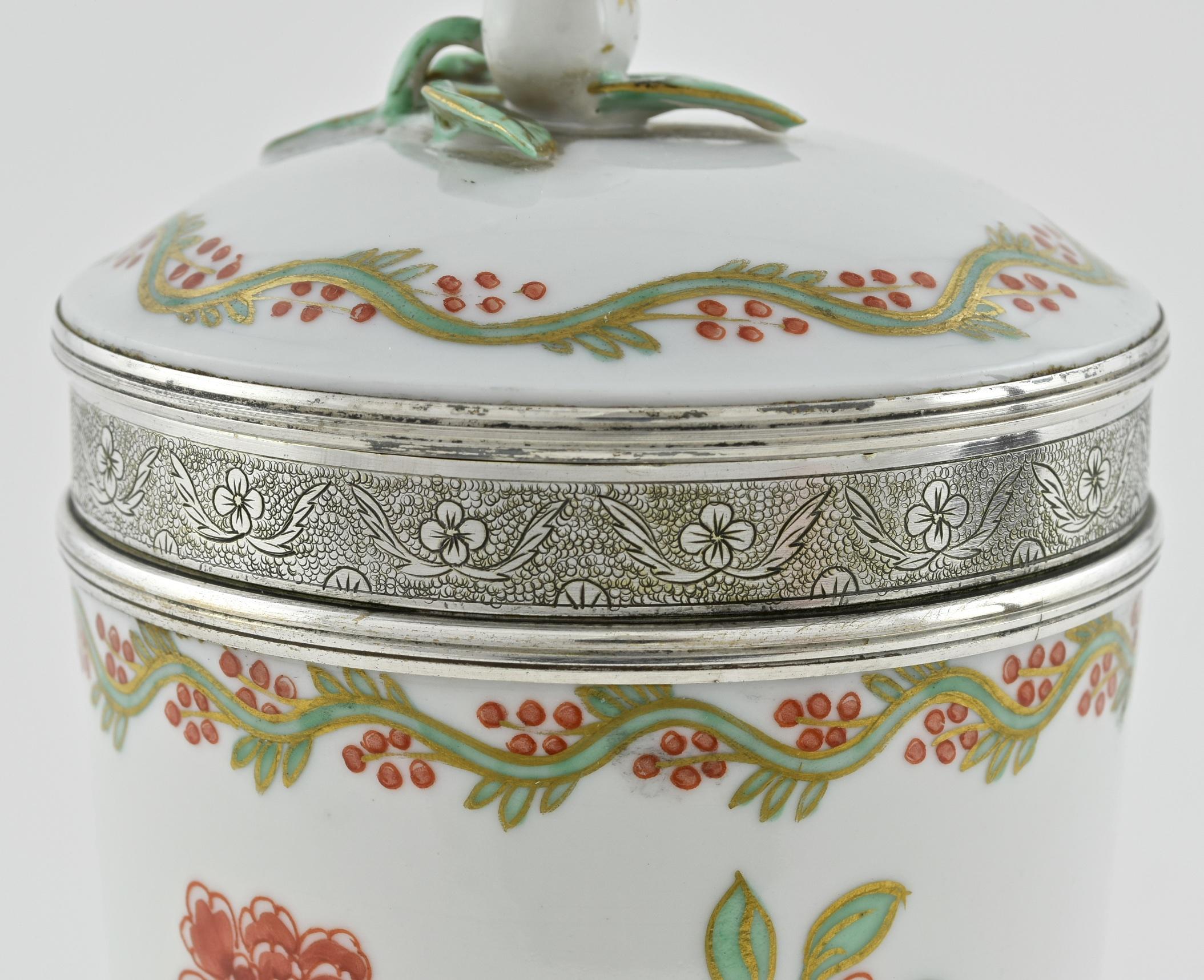 Argent sterling Coupe et couvercle en porcelaine chinoise et argent monté  en vente