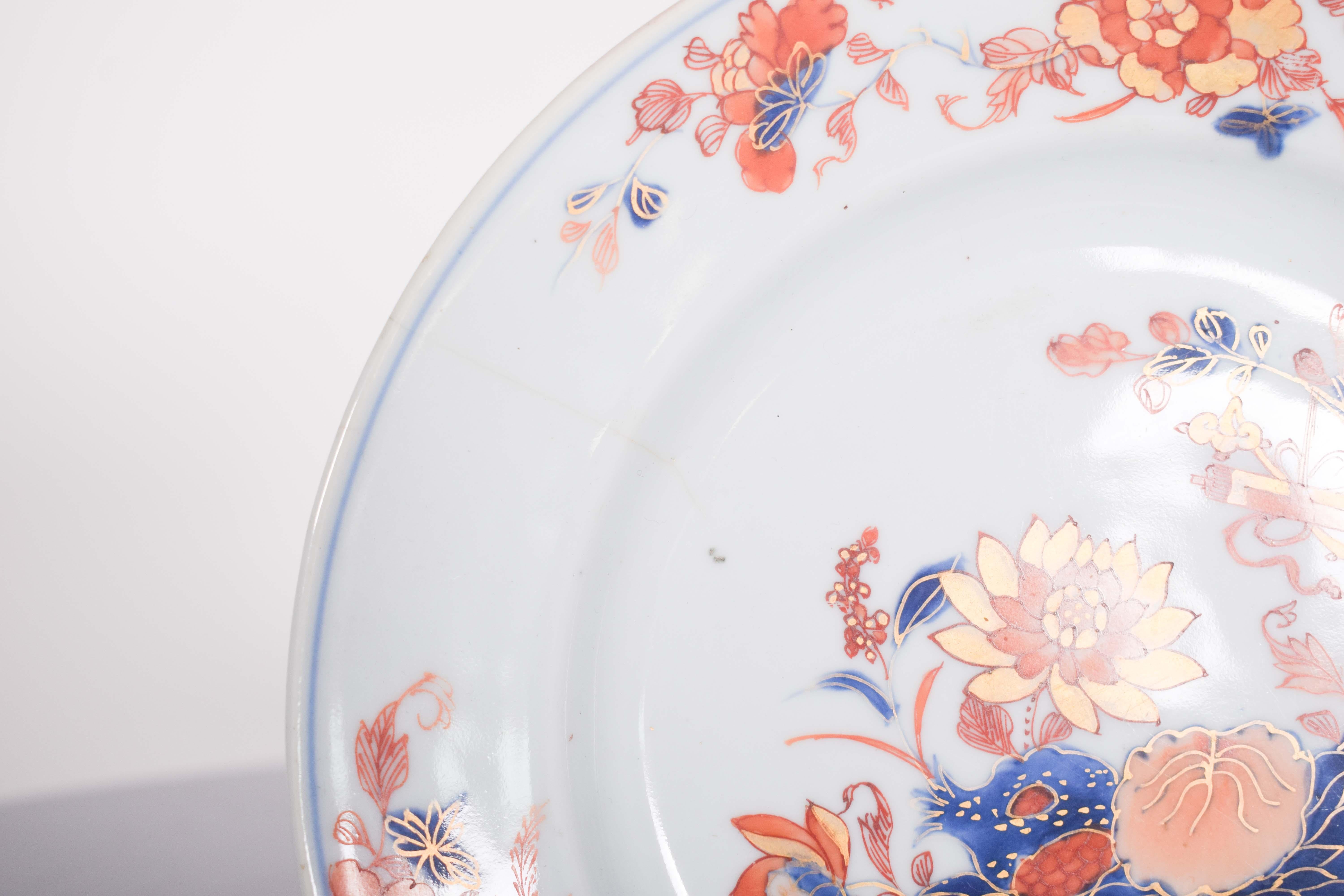 A Chinese Porcelain Imari Plate for Export In Good Condition For Sale In Lisboa, Lisboa