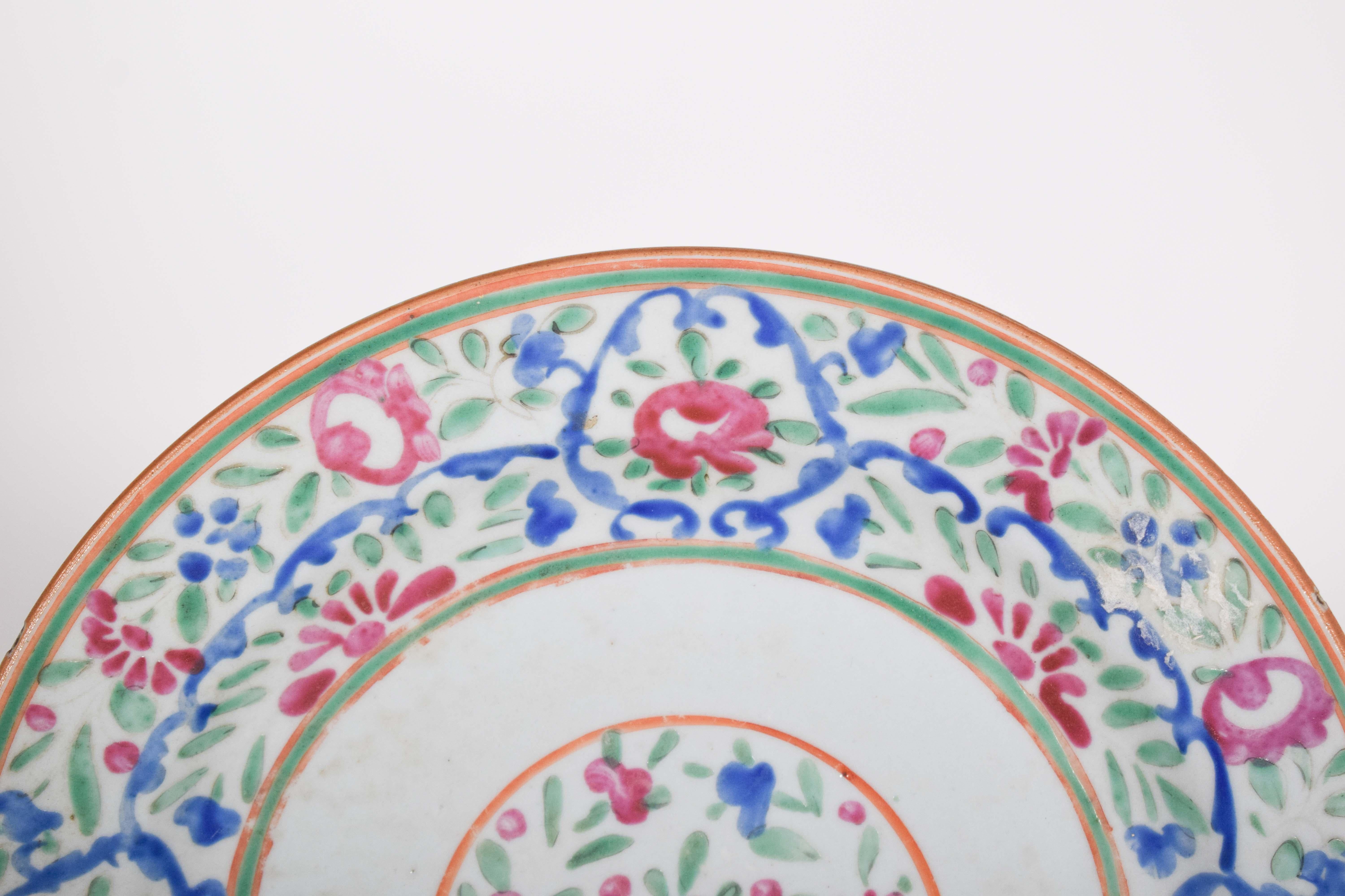 Chinese porcelain plate, for export, Qing Dynasty, Jiaqing period (1796-1820) with polychrome decoration.
It represents a refined example of export porcelain destined for the European market. Decorated in the famille rose style, it stands out for