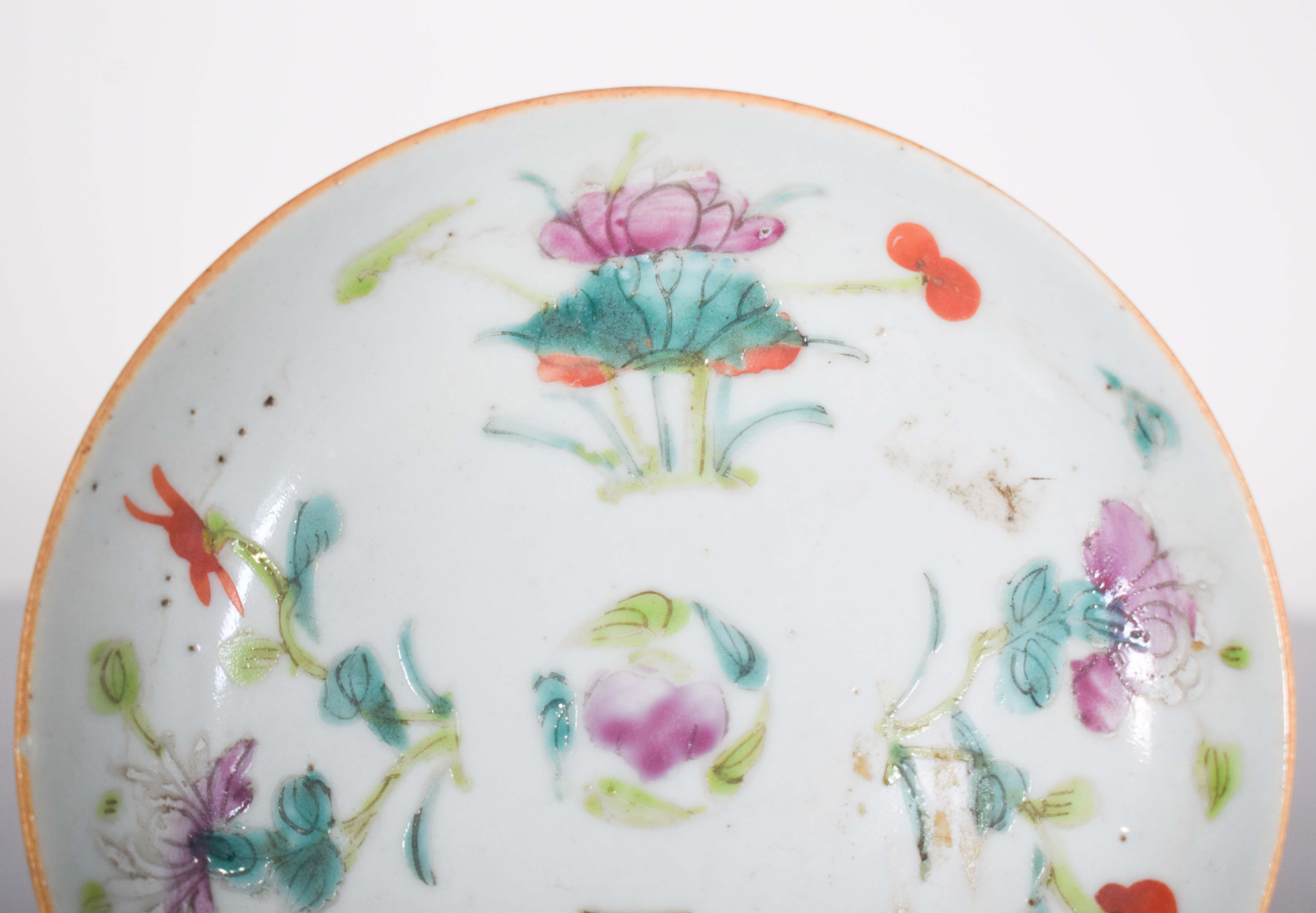 Chinese porcelain for export. Qing Dynasty, Daoguang period (1820-1850). 
This saucer represents a refined example of export porcelain destined for the European market. The decorative style follows the famille rose tradition, characterized by the