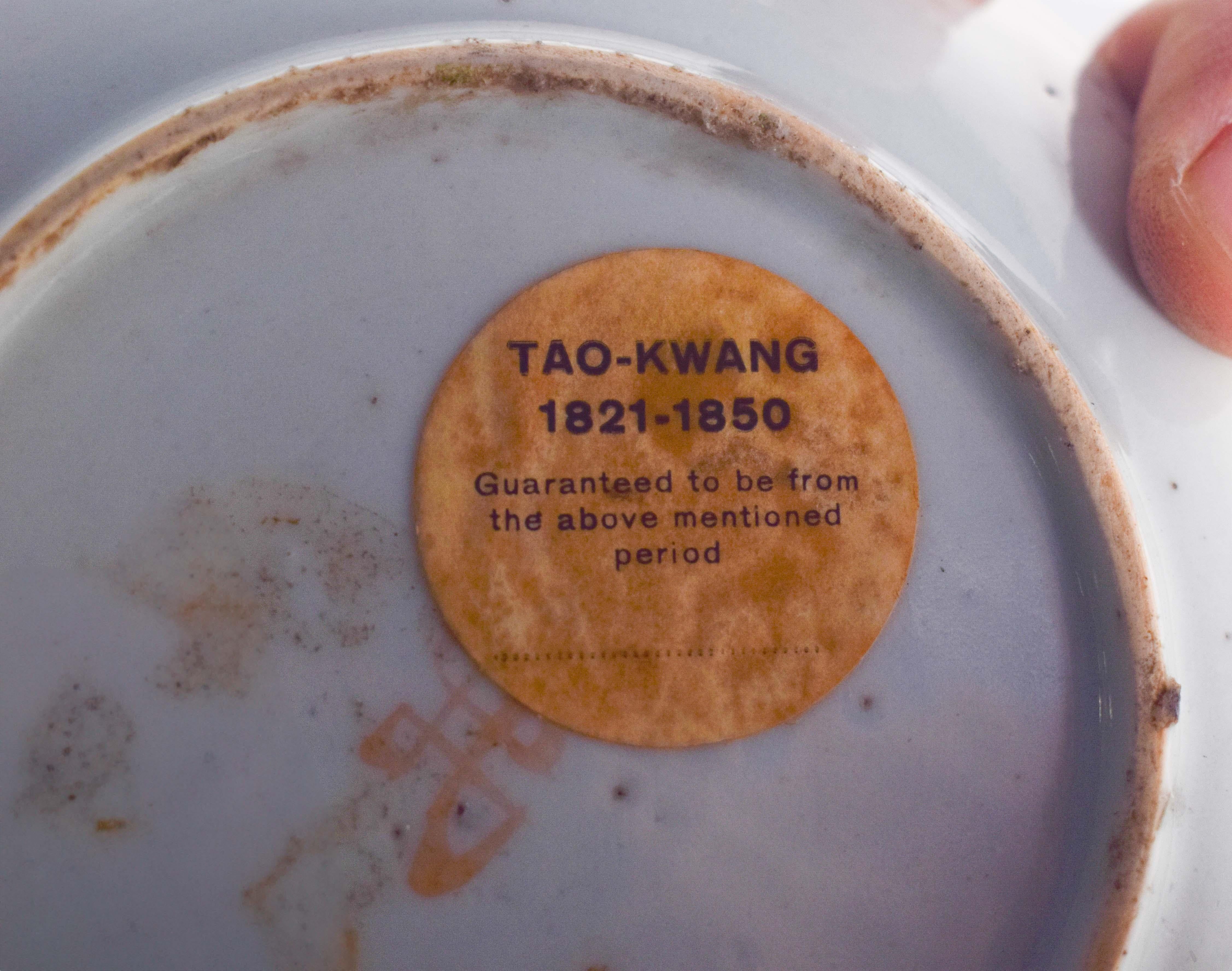 A Chinese Porcelain Saucer, Qing Dynasty for Export In Good Condition In Lisboa, Lisboa