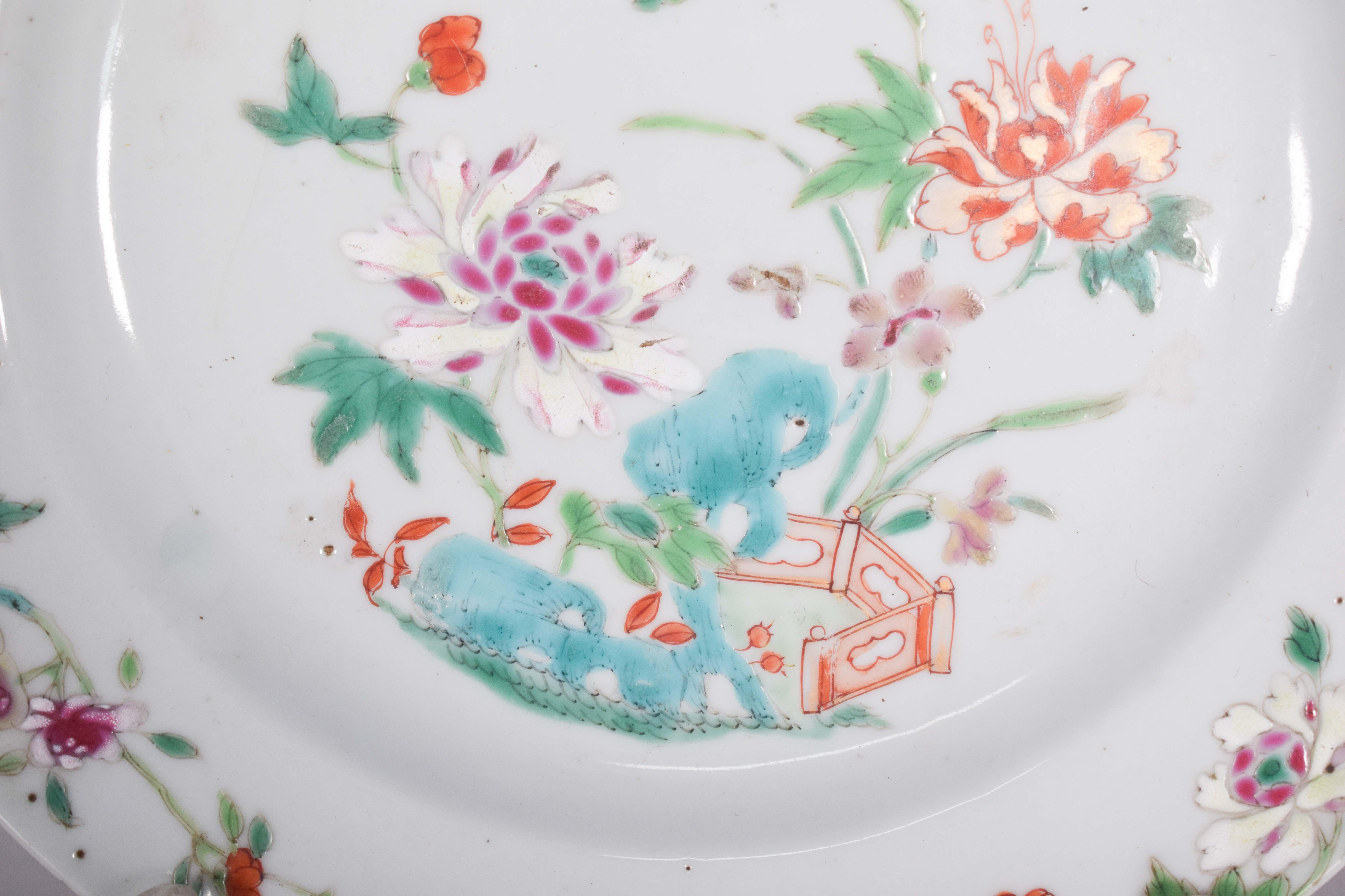 Plato hondo, en porcelana china de exportación. Dinastía Qing, periodo Daoguang (1820-1850).
 Decoración policromada con paisaje y flores famille rose. La composición del plato es asimétrica y dinámica, con un exuberante motivo floral que ocupa gran