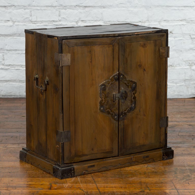 A Chinese Qing Dynasty Period 19th Century Carrying Chest with Lateral Handles For Sale 8