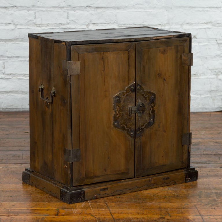 A Chinese Qing Dynasty Period 19th Century Carrying Chest with Lateral Handles For Sale 9