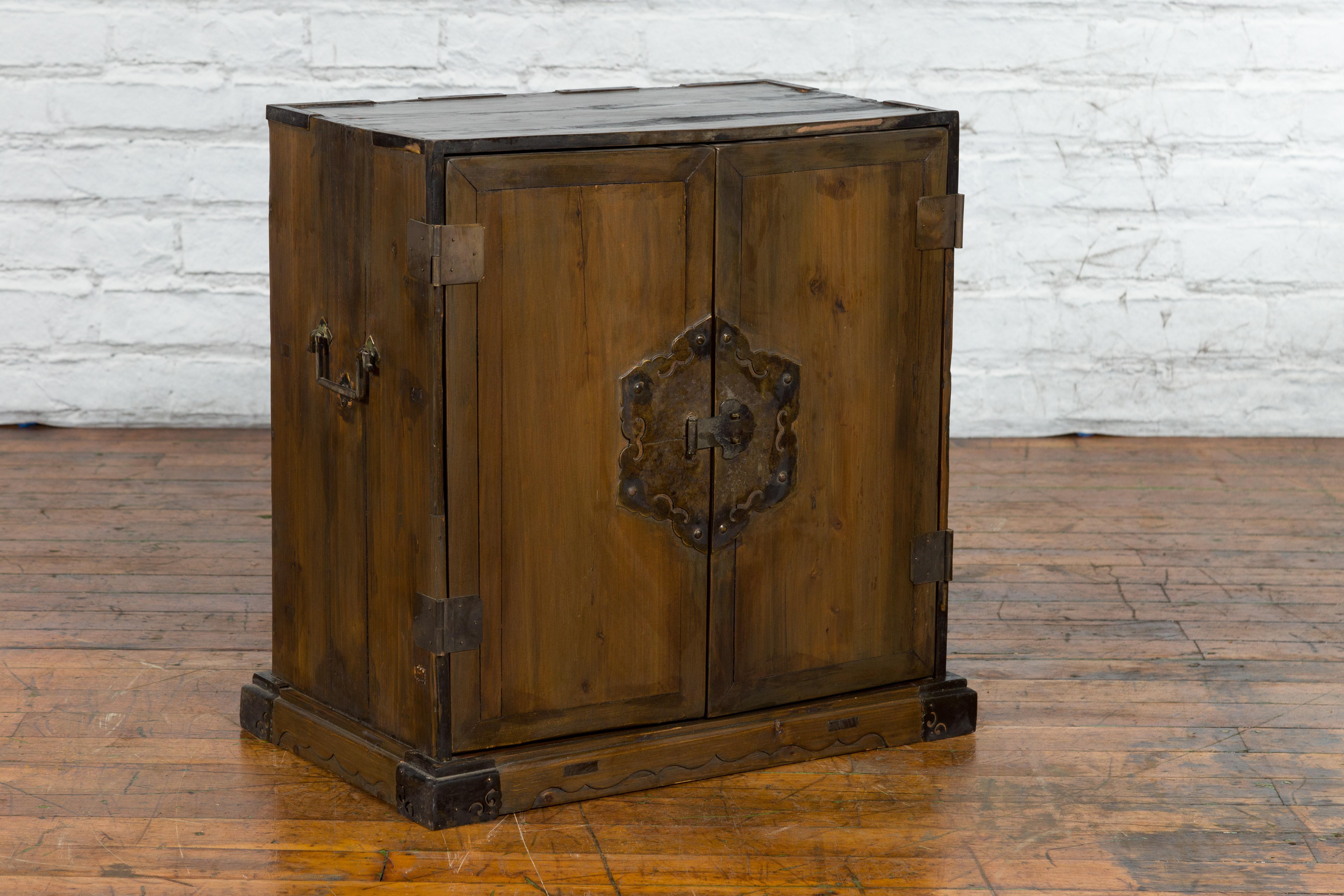 A Chinese Qing Dynasty Period 19th Century Carrying Chest with Lateral Handles For Sale 11