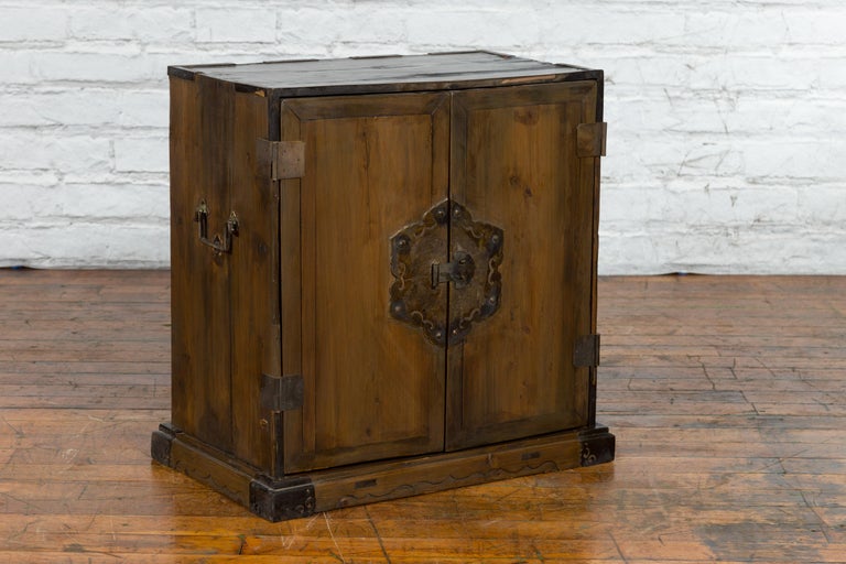 A Chinese Qing Dynasty Period 19th Century Carrying Chest with Lateral Handles For Sale 11