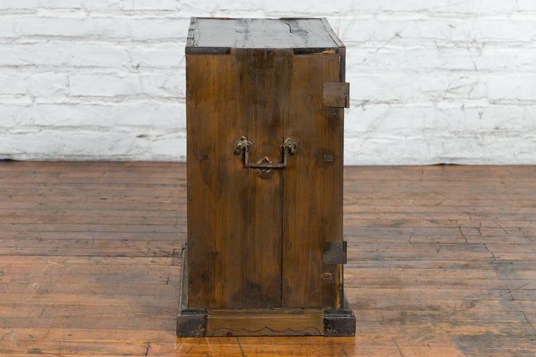 A Chinese Qing Dynasty Period 19th Century Carrying Chest with Lateral Handles For Sale 12