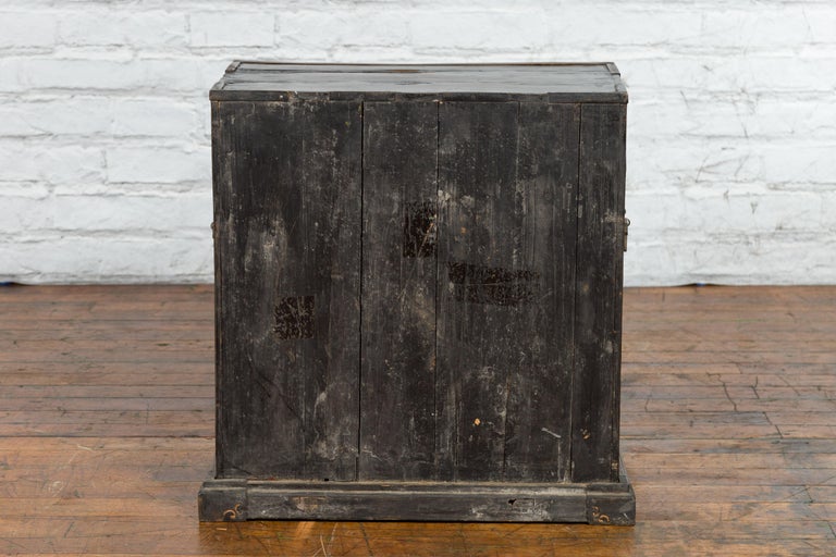 A Chinese Qing Dynasty Period 19th Century Carrying Chest with Lateral Handles For Sale 13