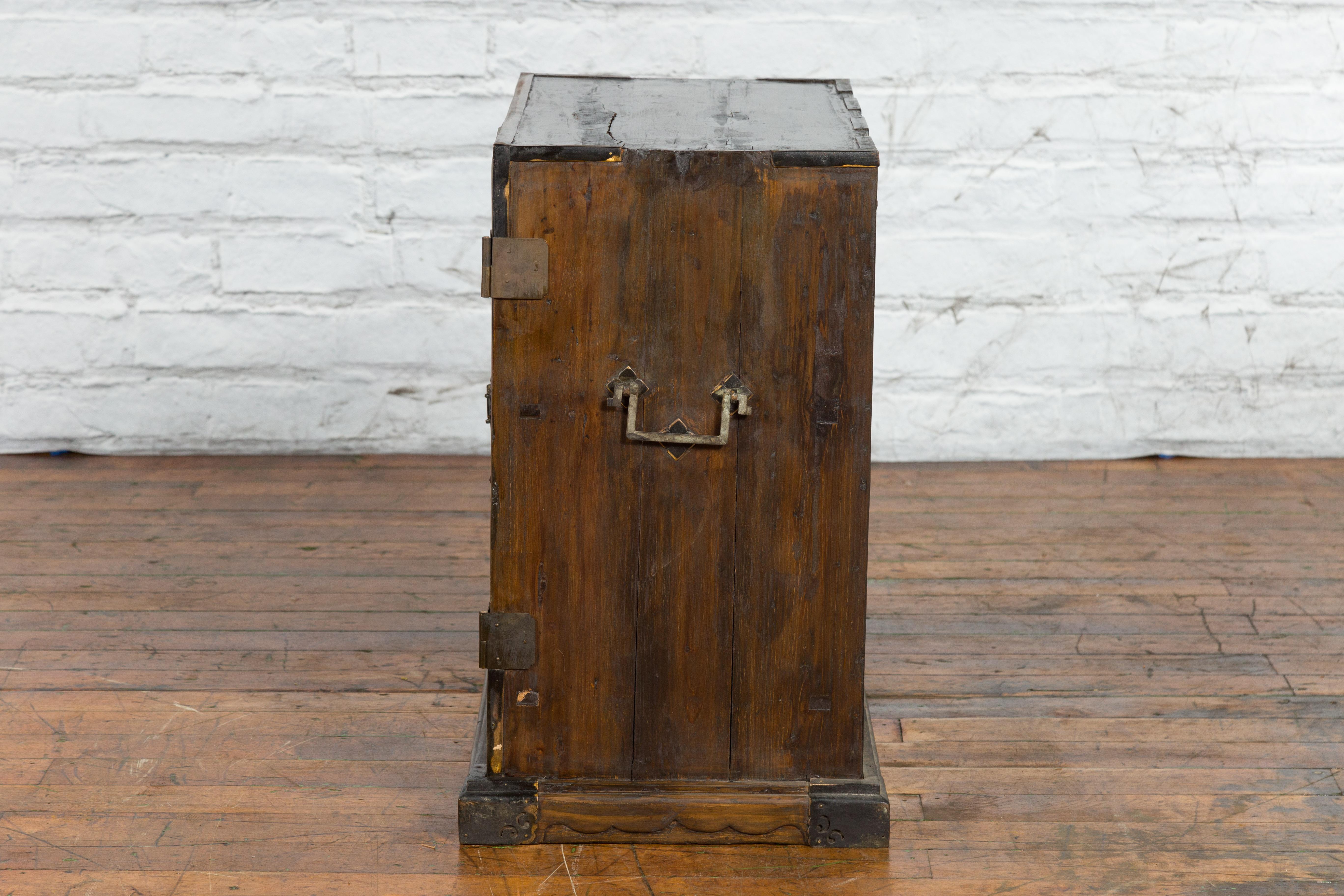 A Chinese Qing Dynasty Period 19th Century Carrying Chest with Lateral Handles For Sale 14
