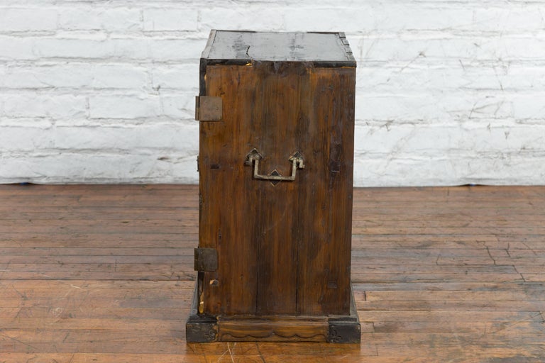 A Chinese Qing Dynasty Period 19th Century Carrying Chest with Lateral Handles For Sale 14
