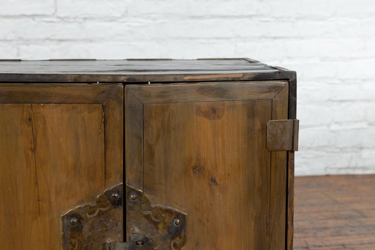 A Chinese Qing Dynasty Period 19th Century Carrying Chest with Lateral Handles For Sale 2