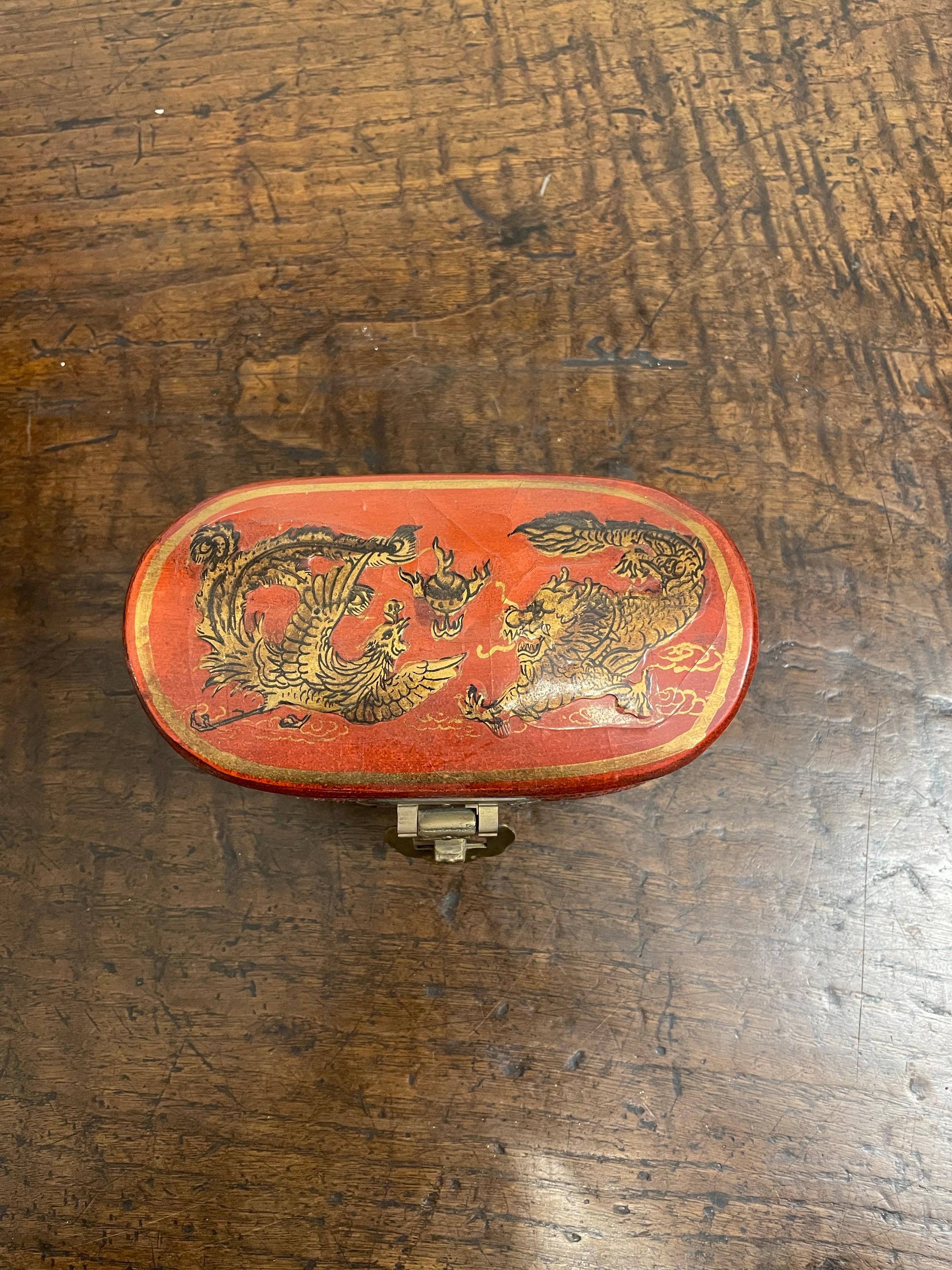 Qing Boîte à couvercle chinoise en laque rouge, début du 20e siècle en vente