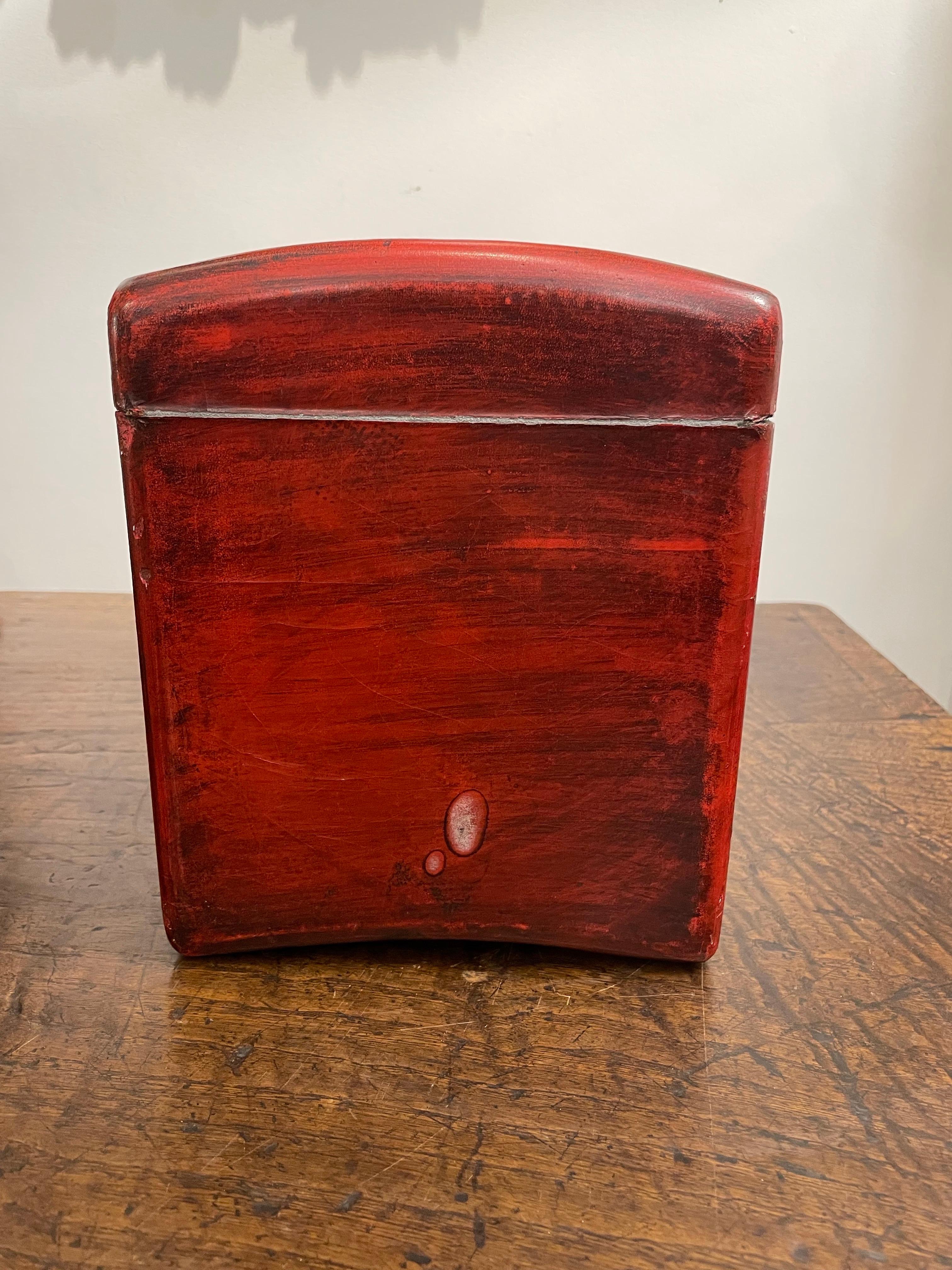 A Chinese Red Lacquer Lidded Jewelry Box, Early 20th Century For Sale 1