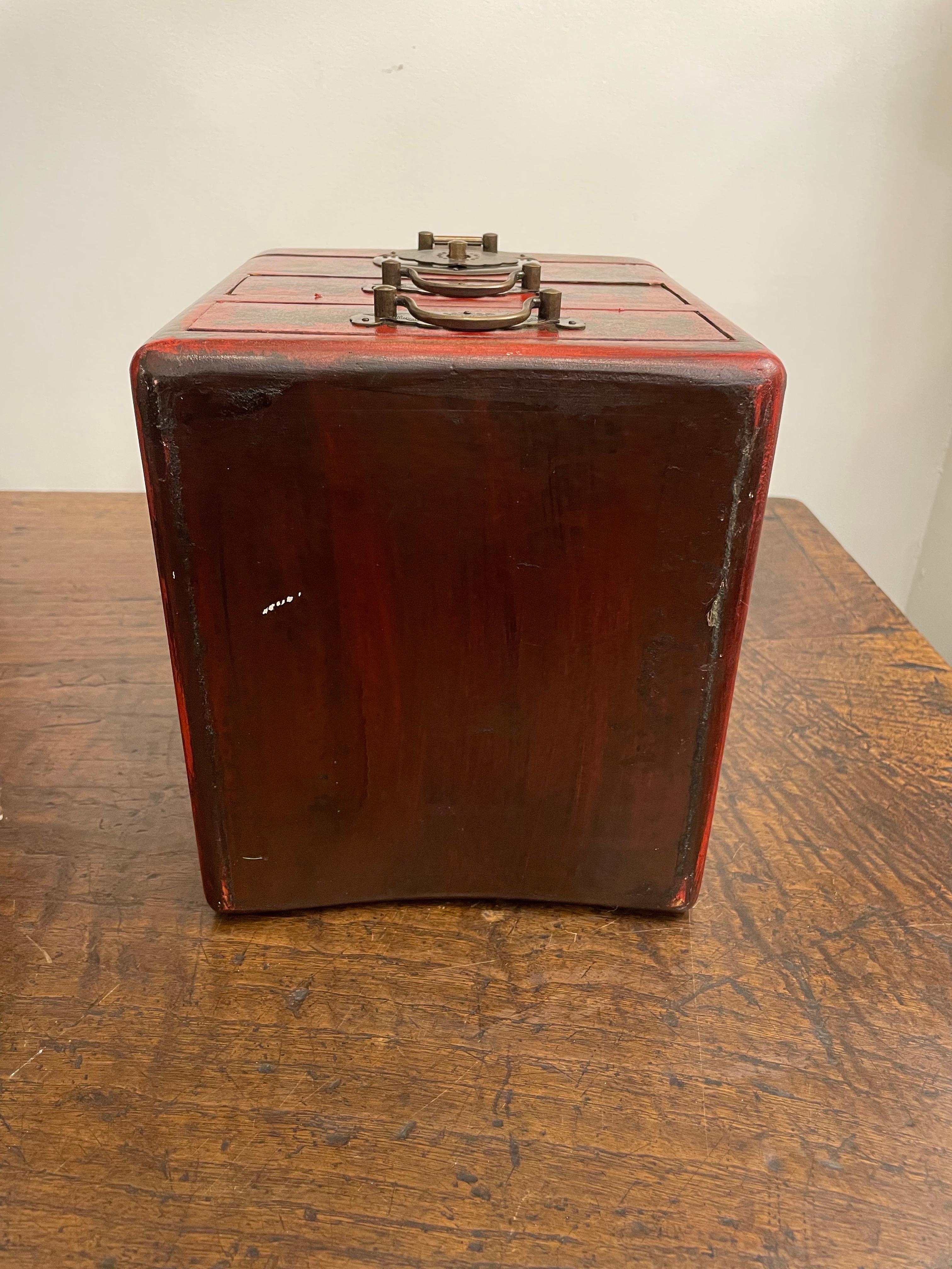 A Chinese Red Lacquer Lidded Jewelry Box, Early 20th Century For Sale 2